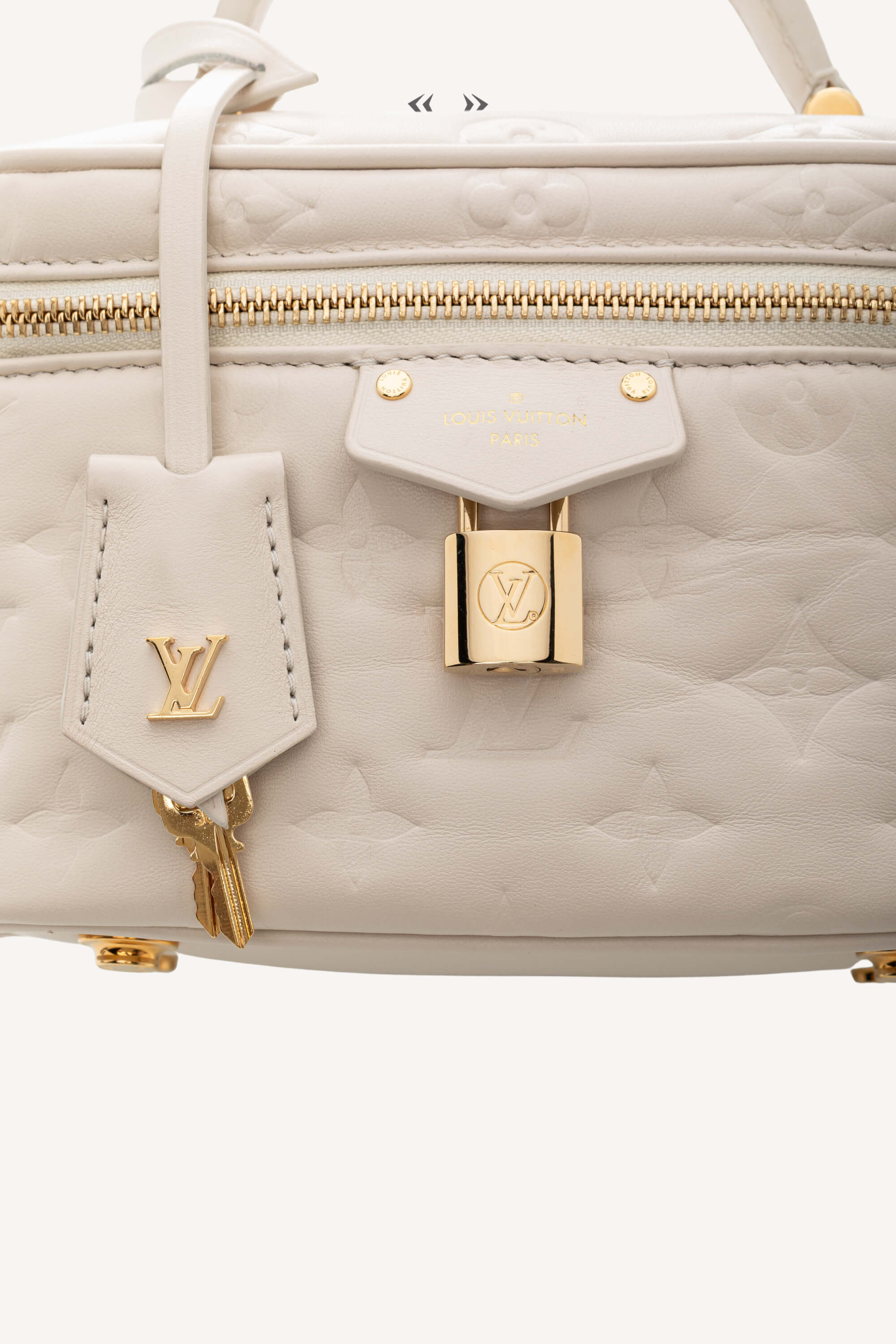 <span style="font-size: 10px;letter-spacing: .15em">HARD TO FIND</span><br> <strong>LOUIS VUITTON</strong><br> <div style="margin-top:10px;font-size:16px">Vanity PM Beige M25219</div><br> - Image 18