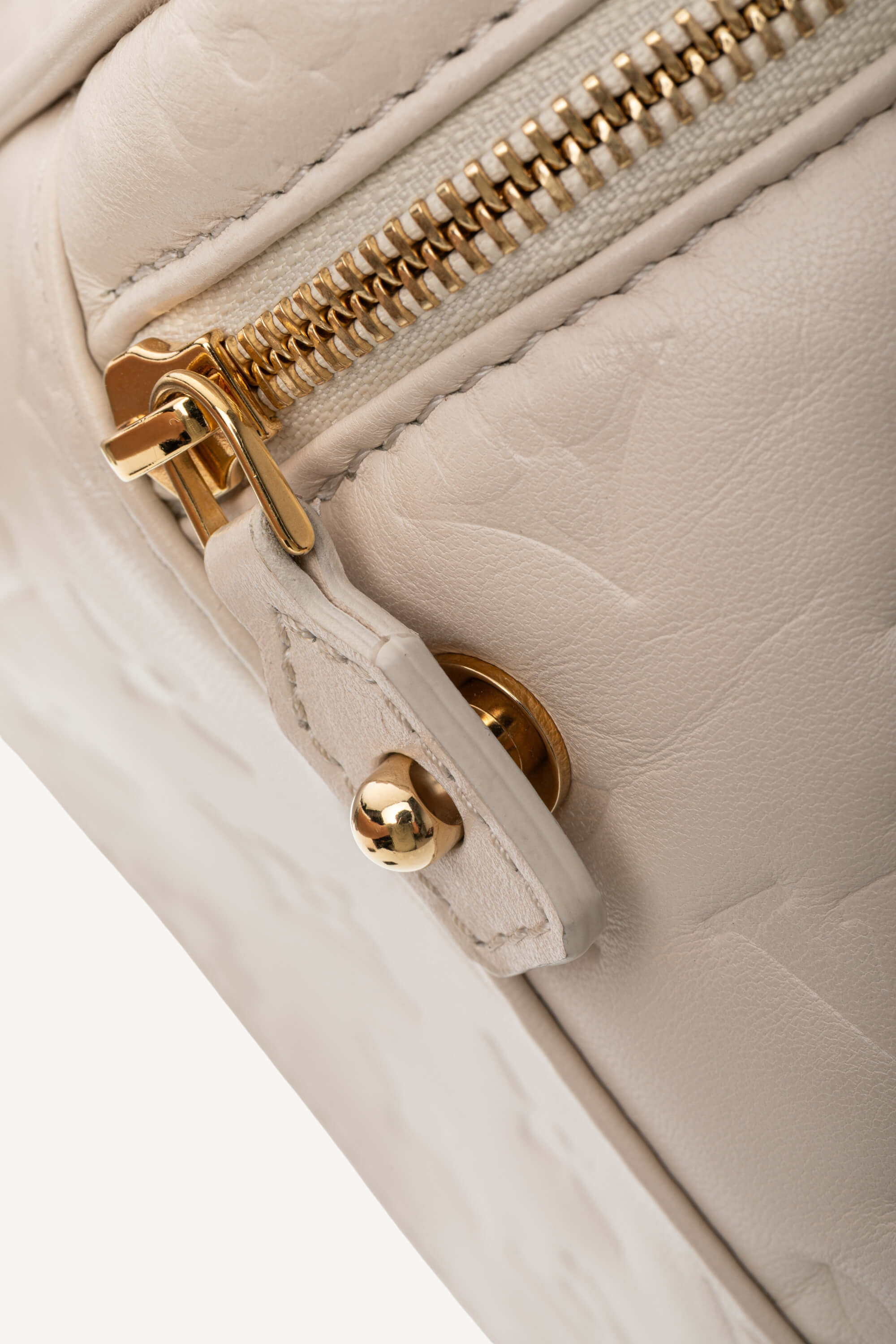 <span style="font-size: 10px;letter-spacing: .15em">HARD TO FIND</span><br> <strong>LOUIS VUITTON</strong><br> <div style="margin-top:10px;font-size:16px">Vanity PM Beige M25219</div><br> - Image 22