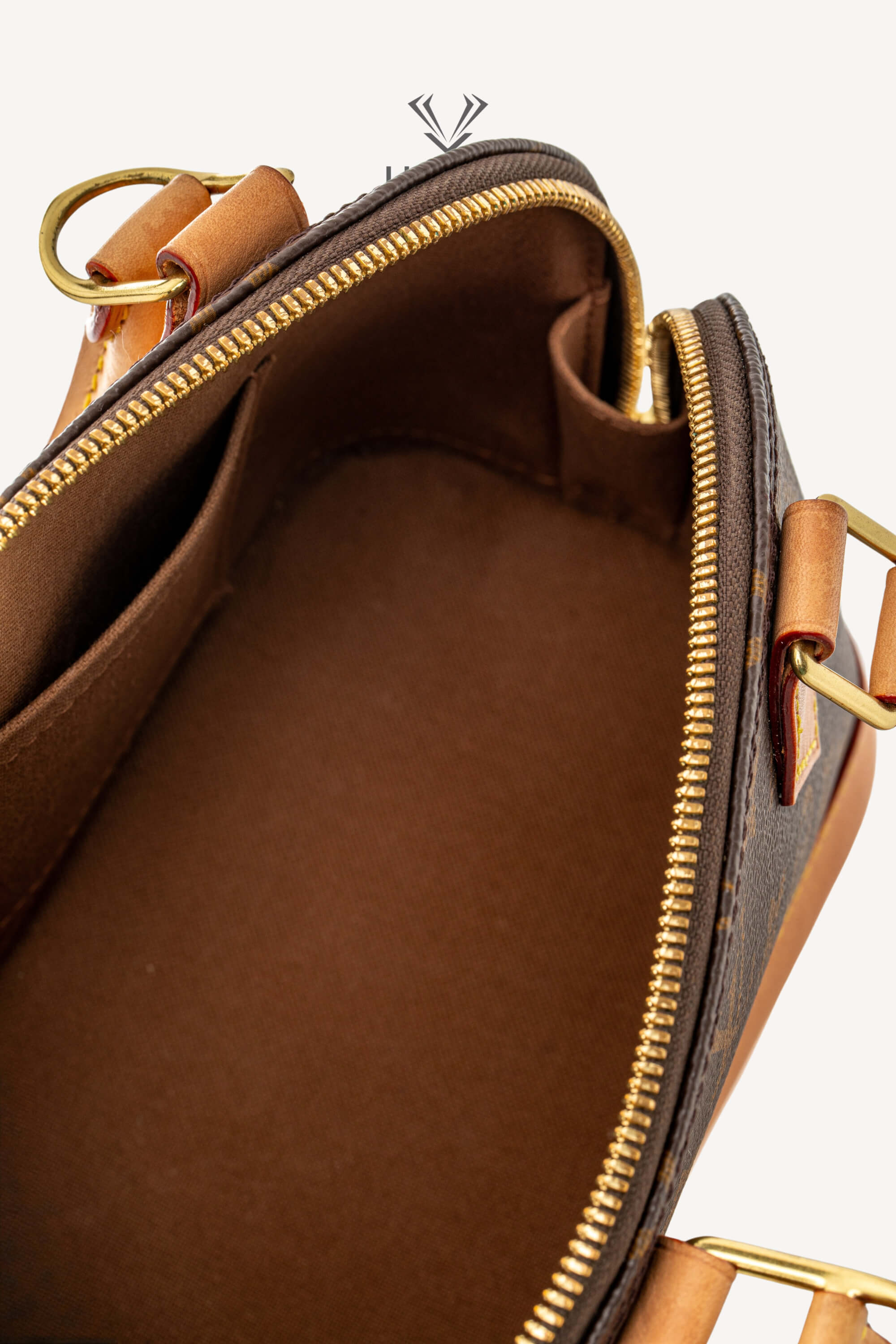 <span style="font-size: 10px;letter-spacing: .15em">BEST DEAL</span><br> <strong>LOUIS VUITTON</strong><br> <div style="margin-top:10px;font-size:16px">Alma BB Monogram Canvas M46990</div><br> - Image 10