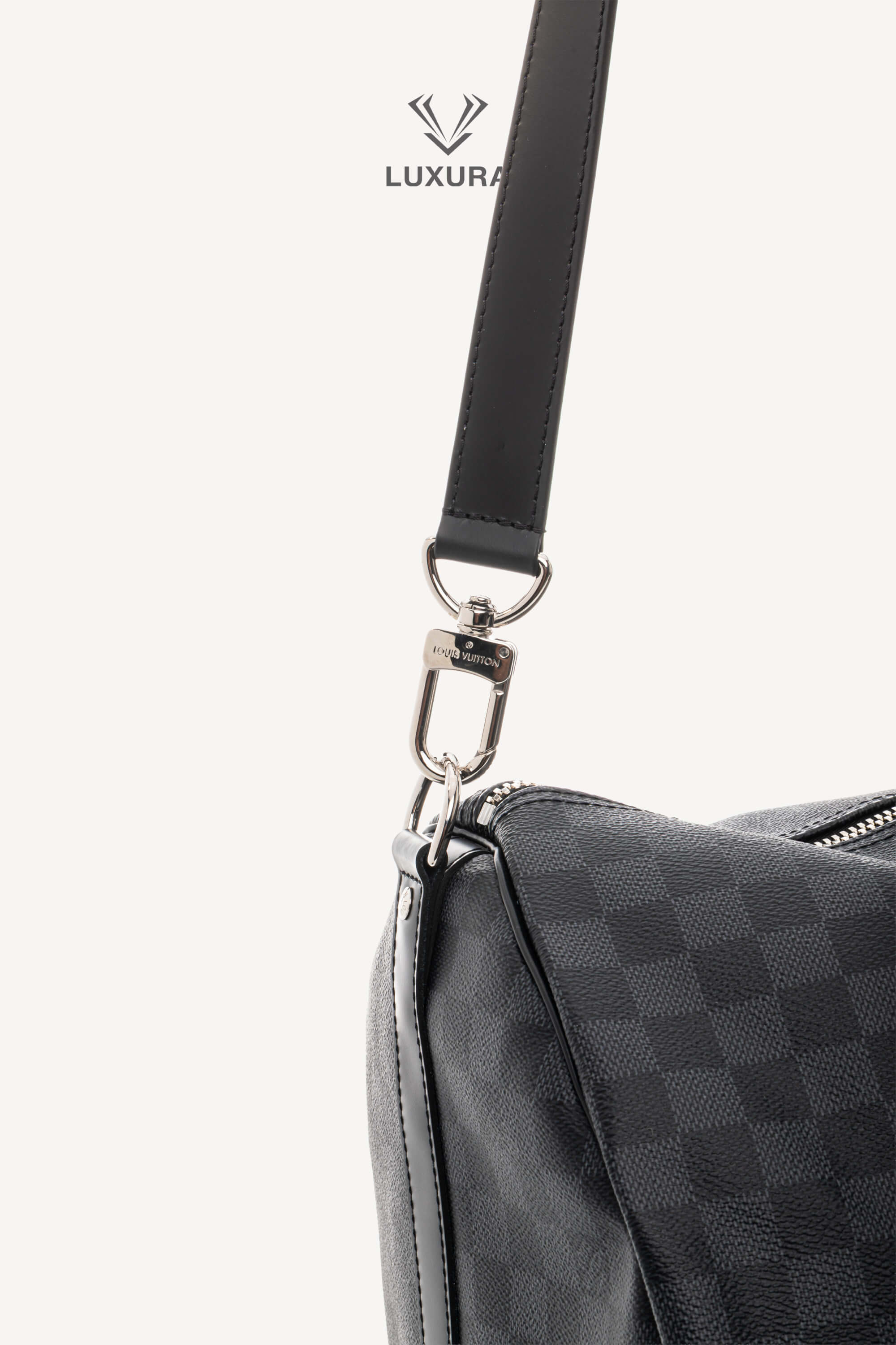 <span style="font-size: 10px;letter-spacing: .15em">BEST DEAL</span><br> <strong>LOUIS VUITTON</strong><br> <div style="margin-top:10px;font-size:16px">Damier Graphite Canvas Keepall Bandouliere 55 N41413</div><br> - Image 26