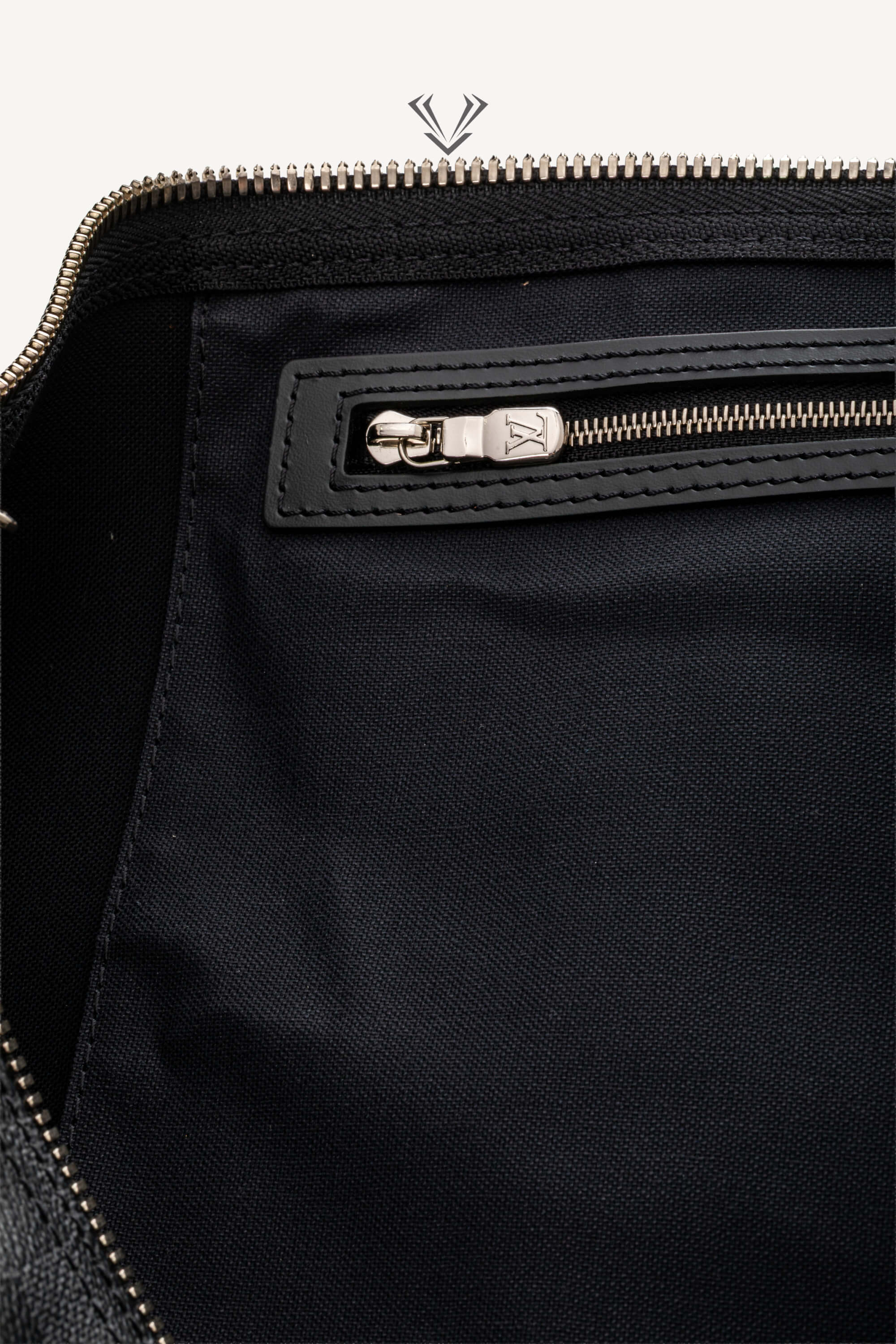 <span style="font-size: 10px;letter-spacing: .15em">BEST DEAL</span><br> <strong>LOUIS VUITTON</strong><br> <div style="margin-top:10px;font-size:16px">Damier Graphite Canvas Keepall Bandouliere 55 N41413</div><br> - Image 20
