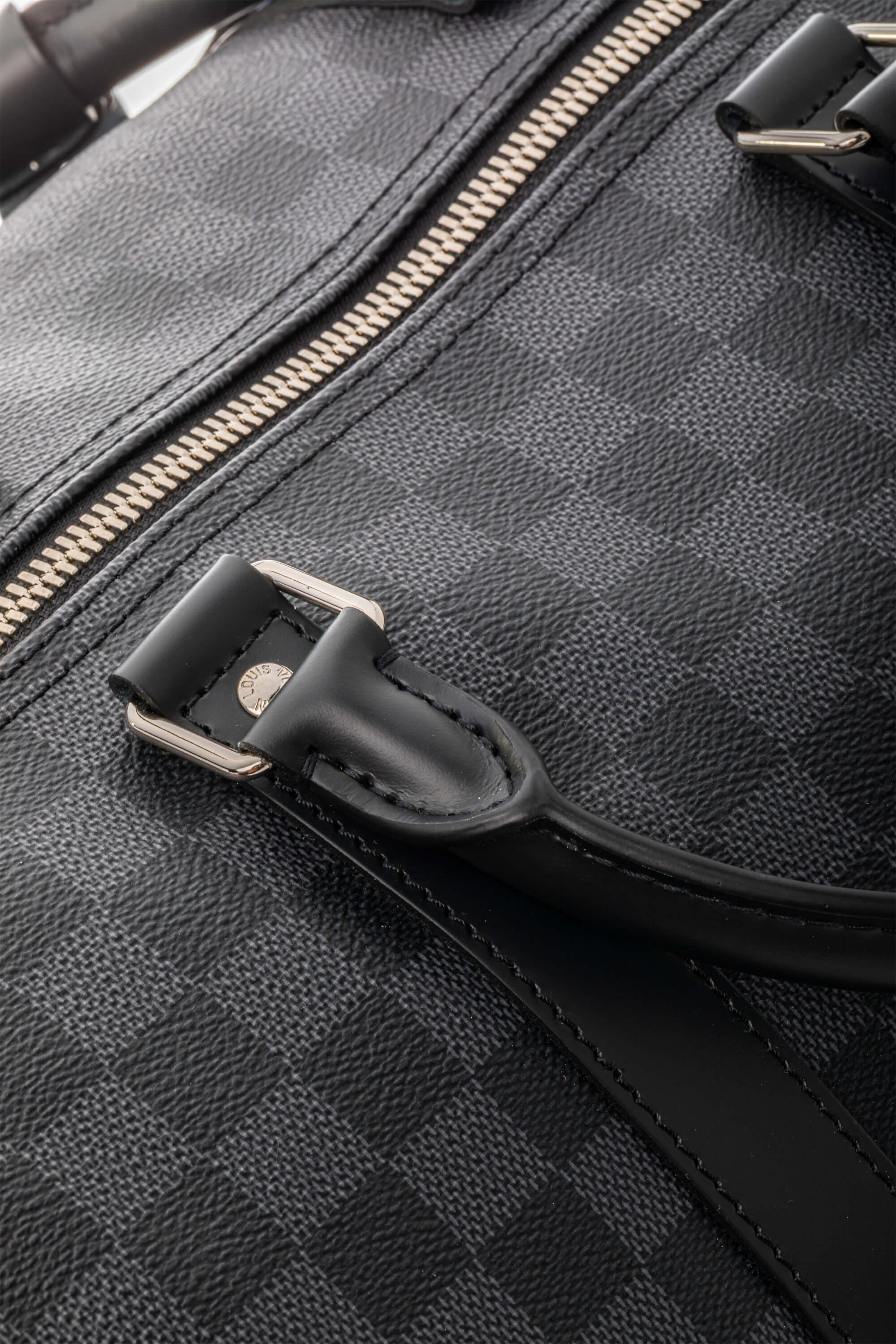 <span style="font-size: 10px;letter-spacing: .15em">BEST DEAL</span><br> <strong>LOUIS VUITTON</strong><br> <div style="margin-top:10px;font-size:16px">Damier Graphite Canvas Keepall Bandouliere 55 N41413</div><br> - Image 14