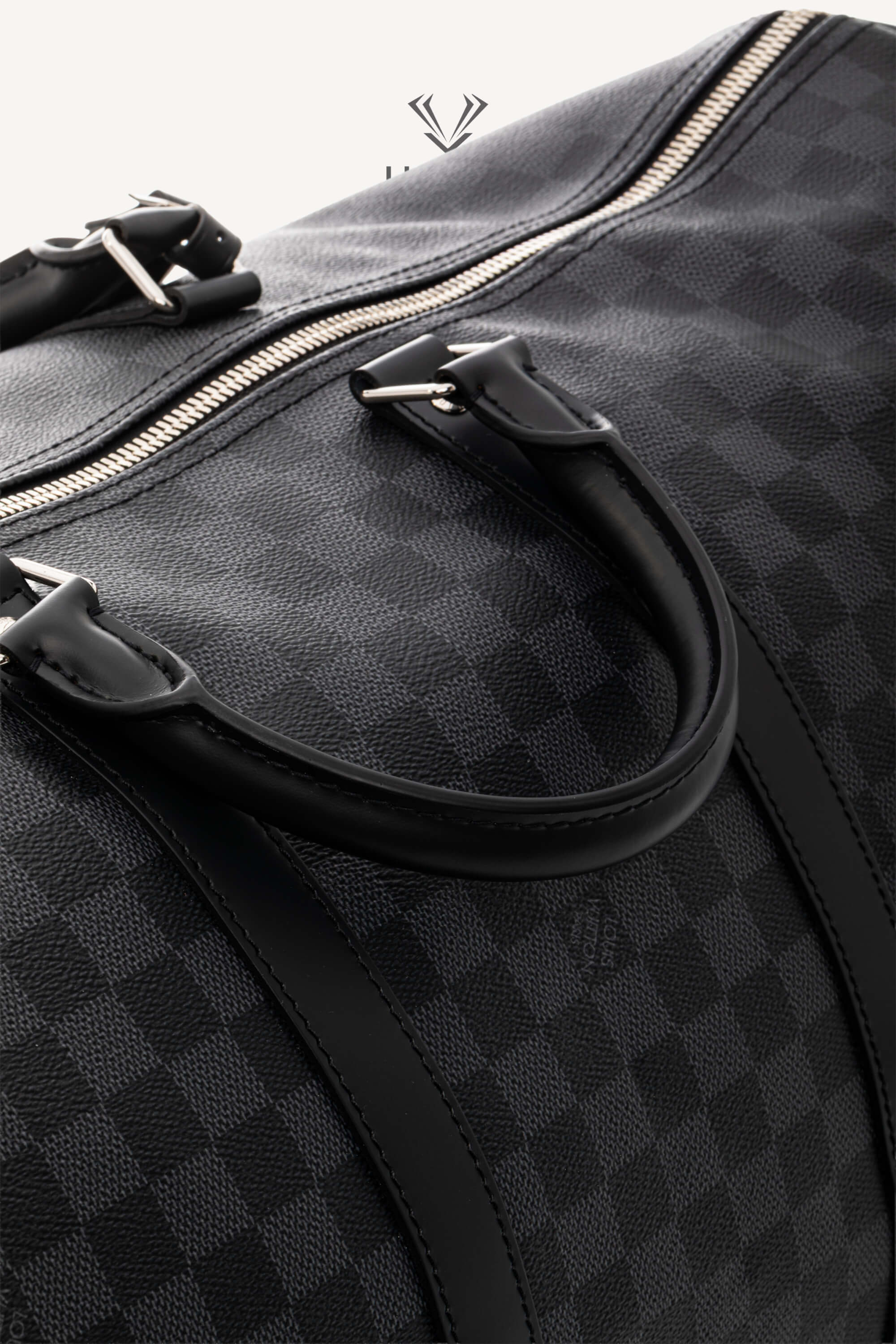 <span style="font-size: 10px;letter-spacing: .15em">BEST DEAL</span><br> <strong>LOUIS VUITTON</strong><br> <div style="margin-top:10px;font-size:16px">Damier Graphite Canvas Keepall Bandouliere 55 N41413</div><br> - Image 13