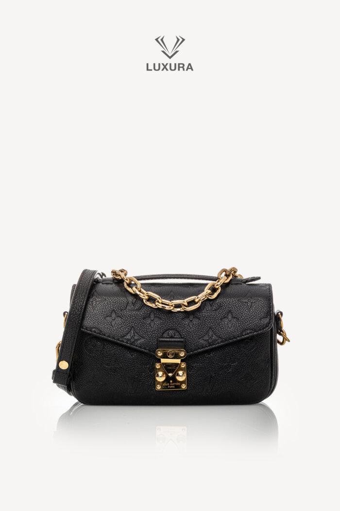 <span style="font-size: 10px;letter-spacing: .15em">HARD TO FIND</span><br> <strong>LOUIS VUITTON</strong><br> <div style="margin-top:10px;font-size:16px">Empreinte Pochete Metis East West Black M46595</div><br>