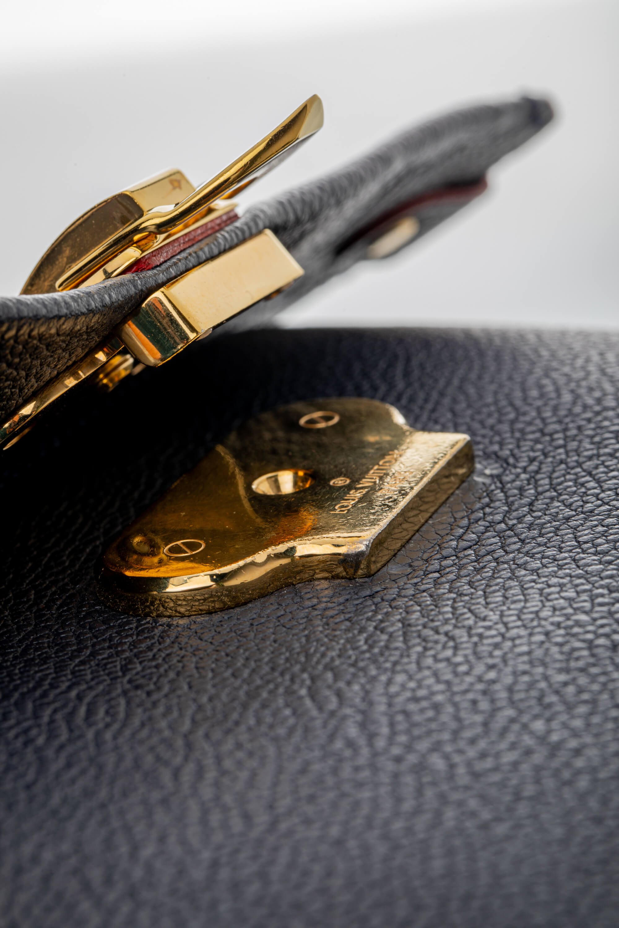 <span style="font-size: 10px;letter-spacing: .15em">HARD TO FIND</span><br> <strong>LOUIS VUITTON</strong><br> <div style="margin-top:10px;font-size:16px">Empreinte Vavin PM Marine Rouge M52271</div><br> - Image 16