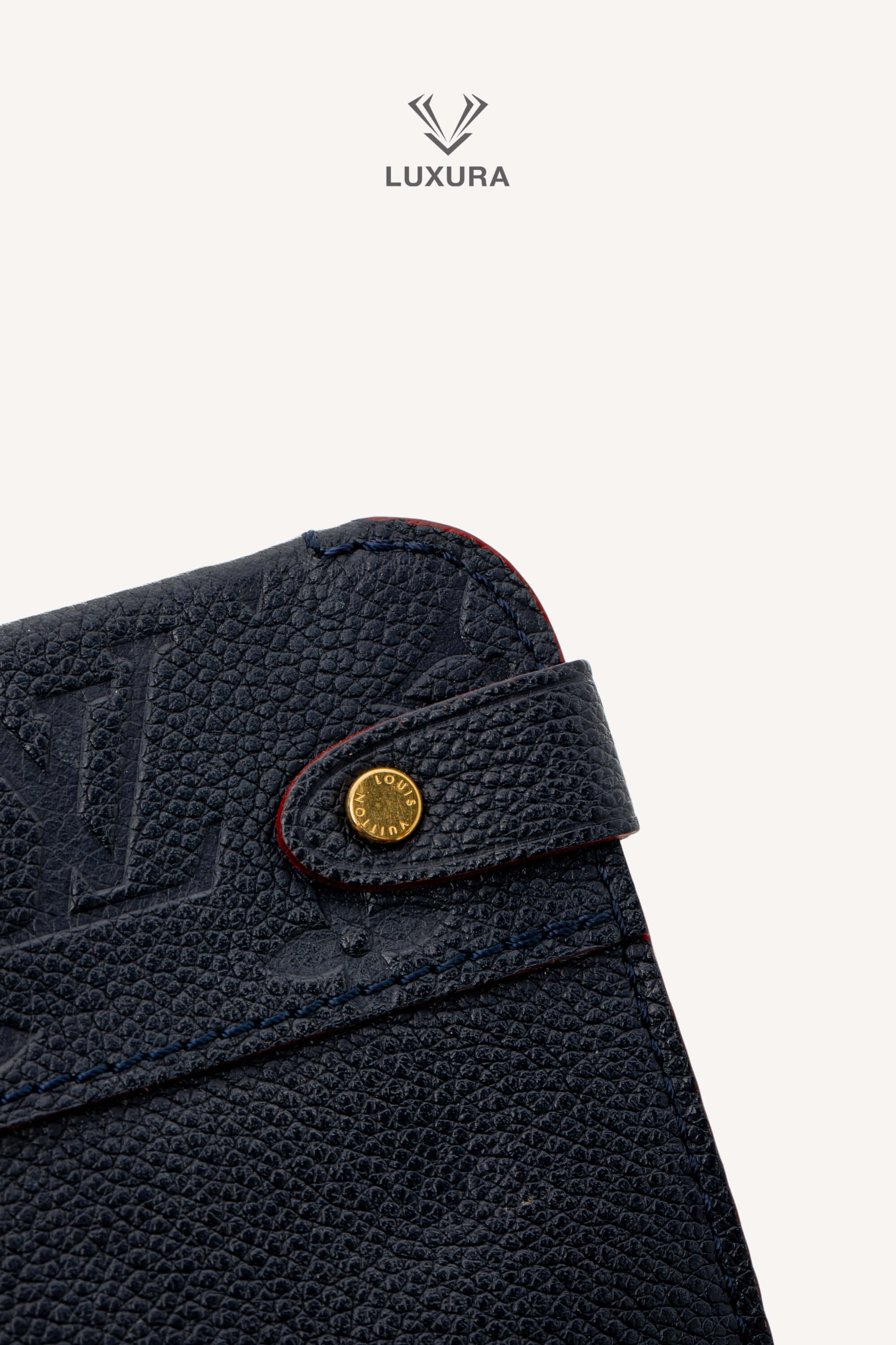 <span style="font-size: 10px;letter-spacing: .15em">HARD TO FIND</span><br> <strong>LOUIS VUITTON</strong><br> <div style="margin-top:10px;font-size:16px">Empreinte Vavin PM Marine Rouge M52271</div><br> - Image 22
