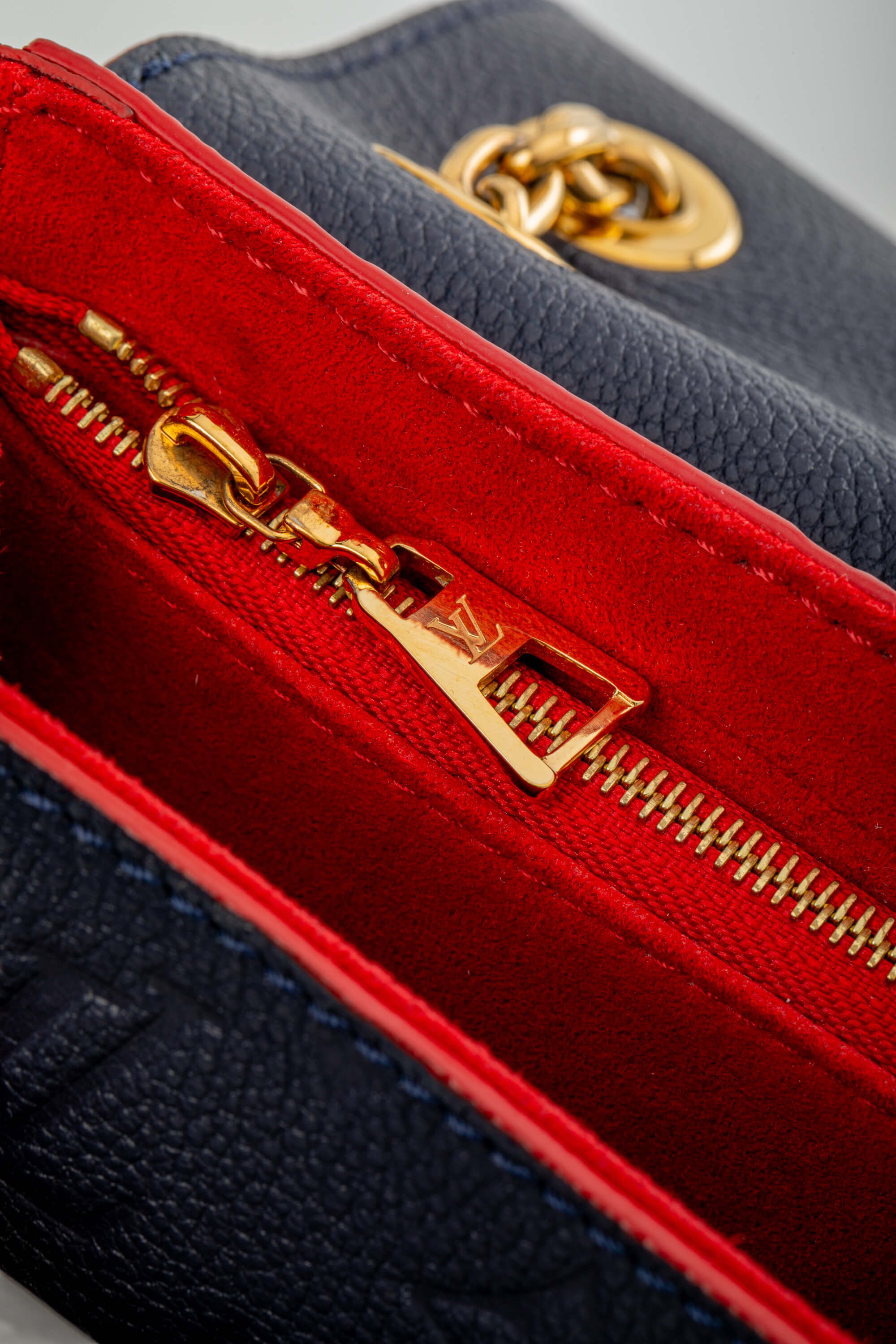 <span style="font-size: 10px;letter-spacing: .15em">HARD TO FIND</span><br> <strong>LOUIS VUITTON</strong><br> <div style="margin-top:10px;font-size:16px">Empreinte Vavin PM Marine Rouge M52271</div><br> - Image 12