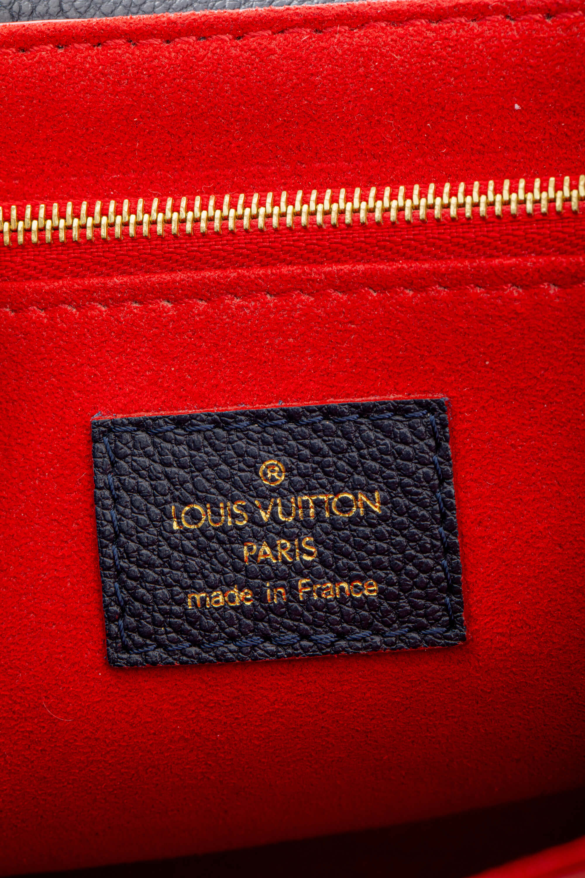 <span style="font-size: 10px;letter-spacing: .15em">HARD TO FIND</span><br> <strong>LOUIS VUITTON</strong><br> <div style="margin-top:10px;font-size:16px">Empreinte Vavin PM Marine Rouge M52271</div><br> - Image 23