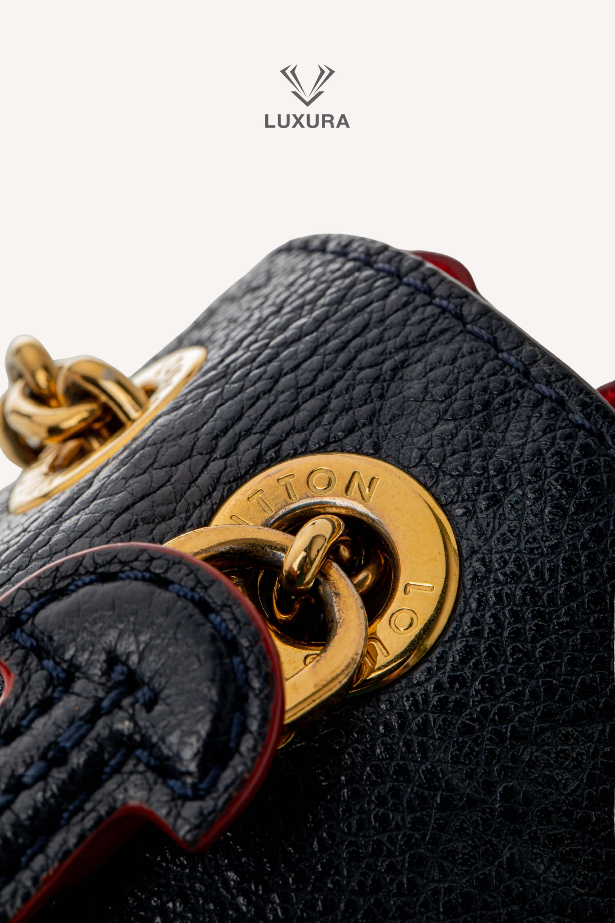 <span style="font-size: 10px;letter-spacing: .15em">HARD TO FIND</span><br> <strong>LOUIS VUITTON</strong><br> <div style="margin-top:10px;font-size:16px">Empreinte Vavin PM Marine Rouge M52271</div><br> - Image 13