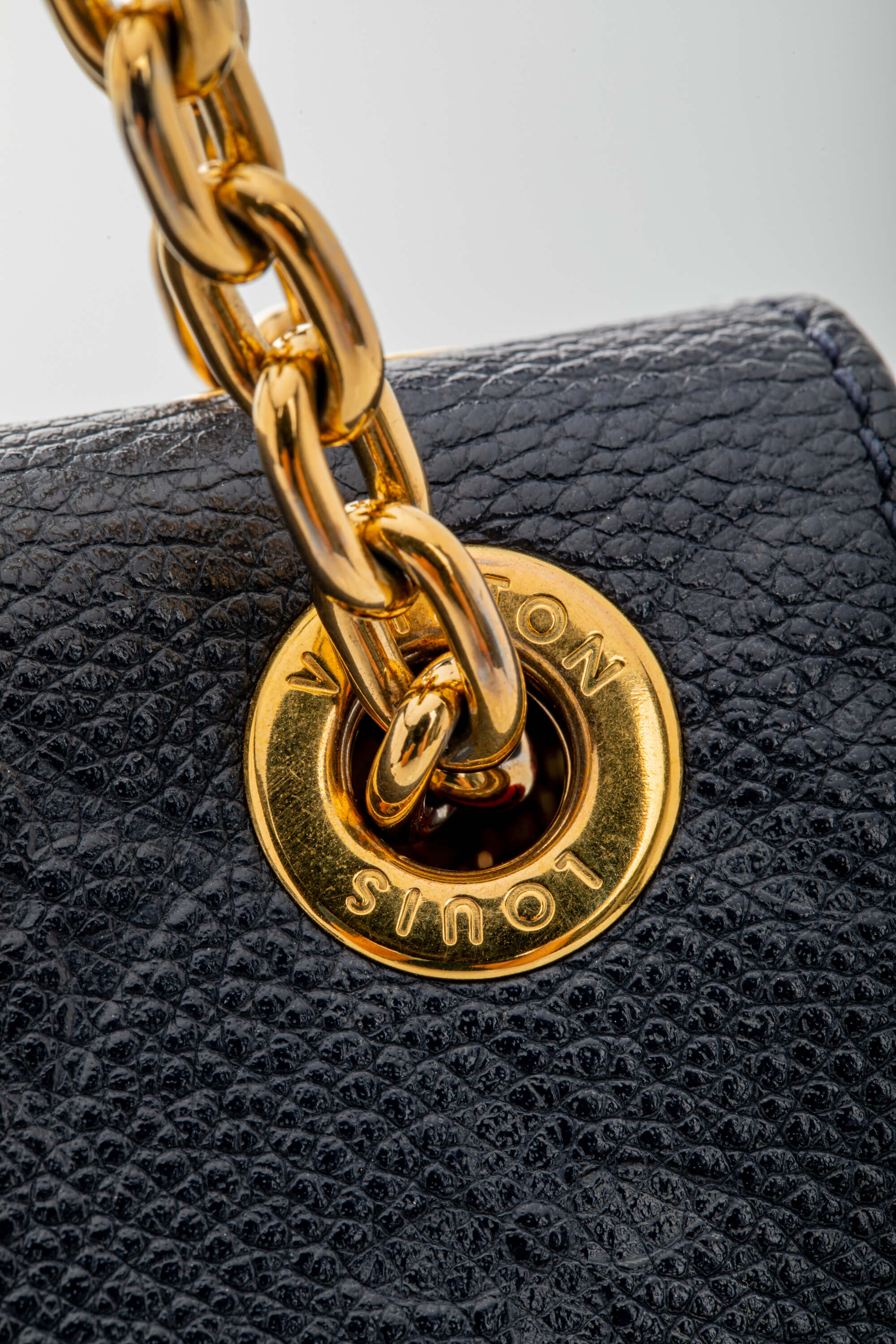 <span style="font-size: 10px;letter-spacing: .15em">HARD TO FIND</span><br> <strong>LOUIS VUITTON</strong><br> <div style="margin-top:10px;font-size:16px">Empreinte Vavin PM Marine Rouge M52271</div><br> - Image 19