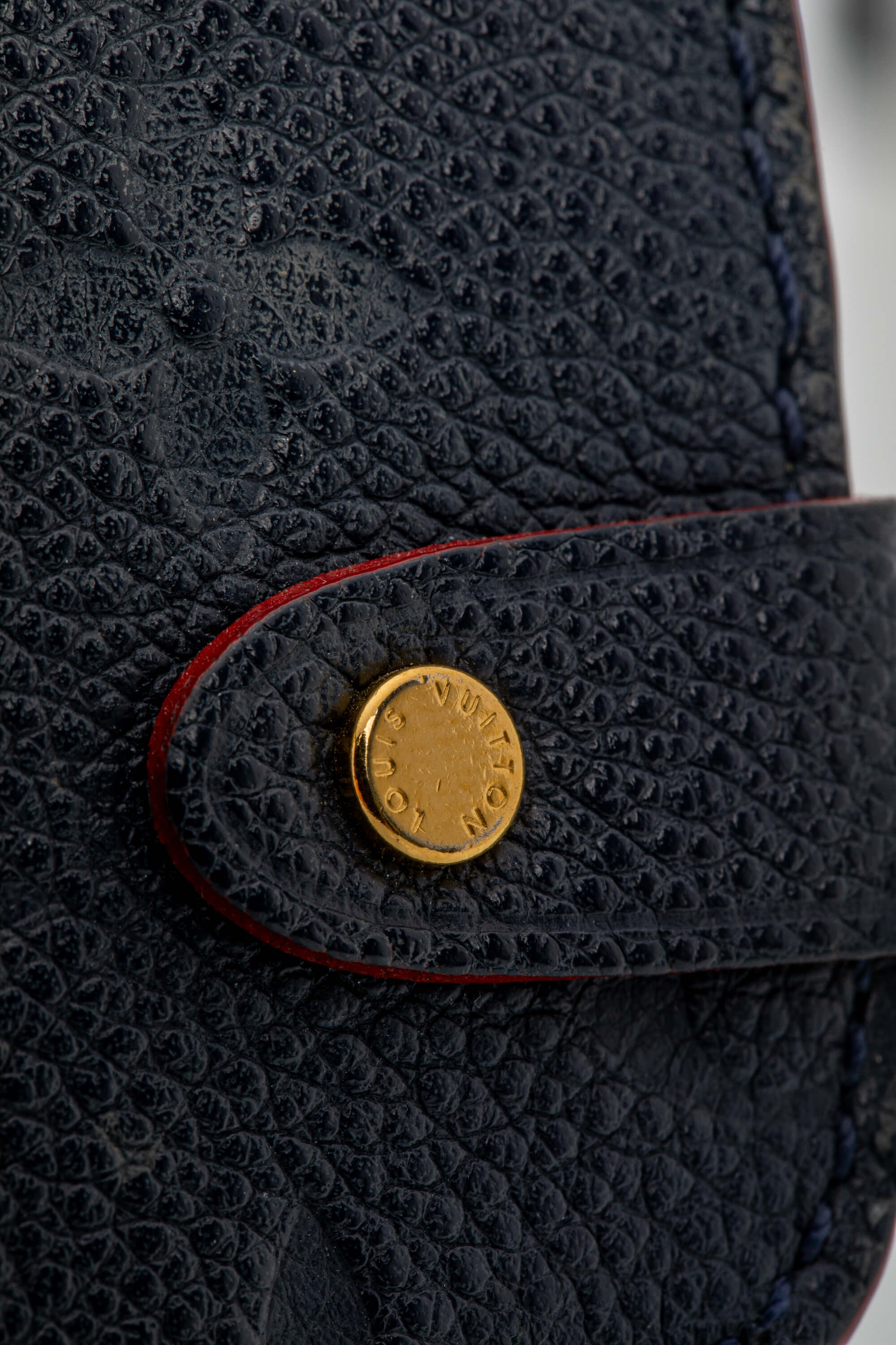 <span style="font-size: 10px;letter-spacing: .15em">HARD TO FIND</span><br> <strong>LOUIS VUITTON</strong><br> <div style="margin-top:10px;font-size:16px">Empreinte Vavin PM Marine Rouge M52271</div><br> - Image 25