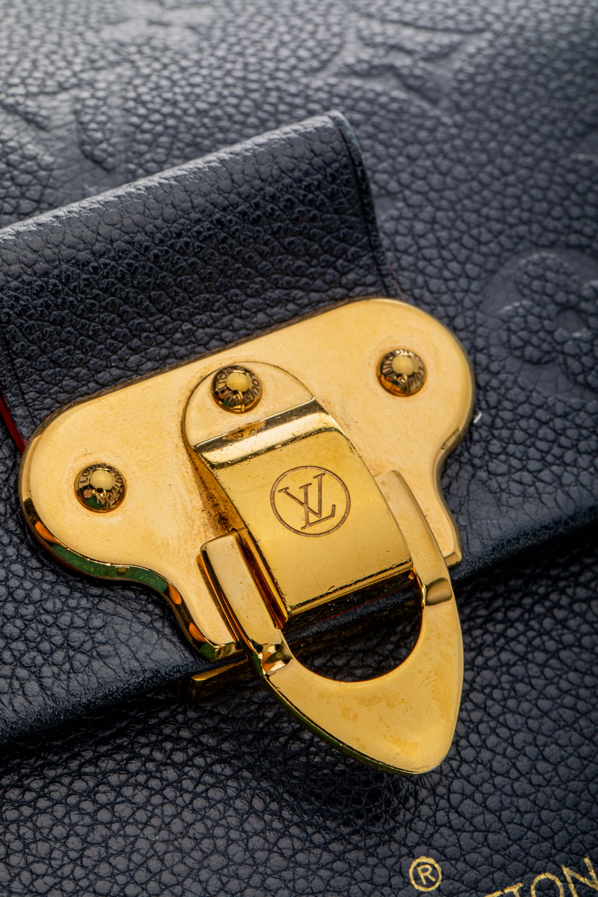 <span style="font-size: 10px;letter-spacing: .15em">HARD TO FIND</span><br> <strong>LOUIS VUITTON</strong><br> <div style="margin-top:10px;font-size:16px">Empreinte Vavin PM Marine Rouge M52271</div><br> - Image 14
