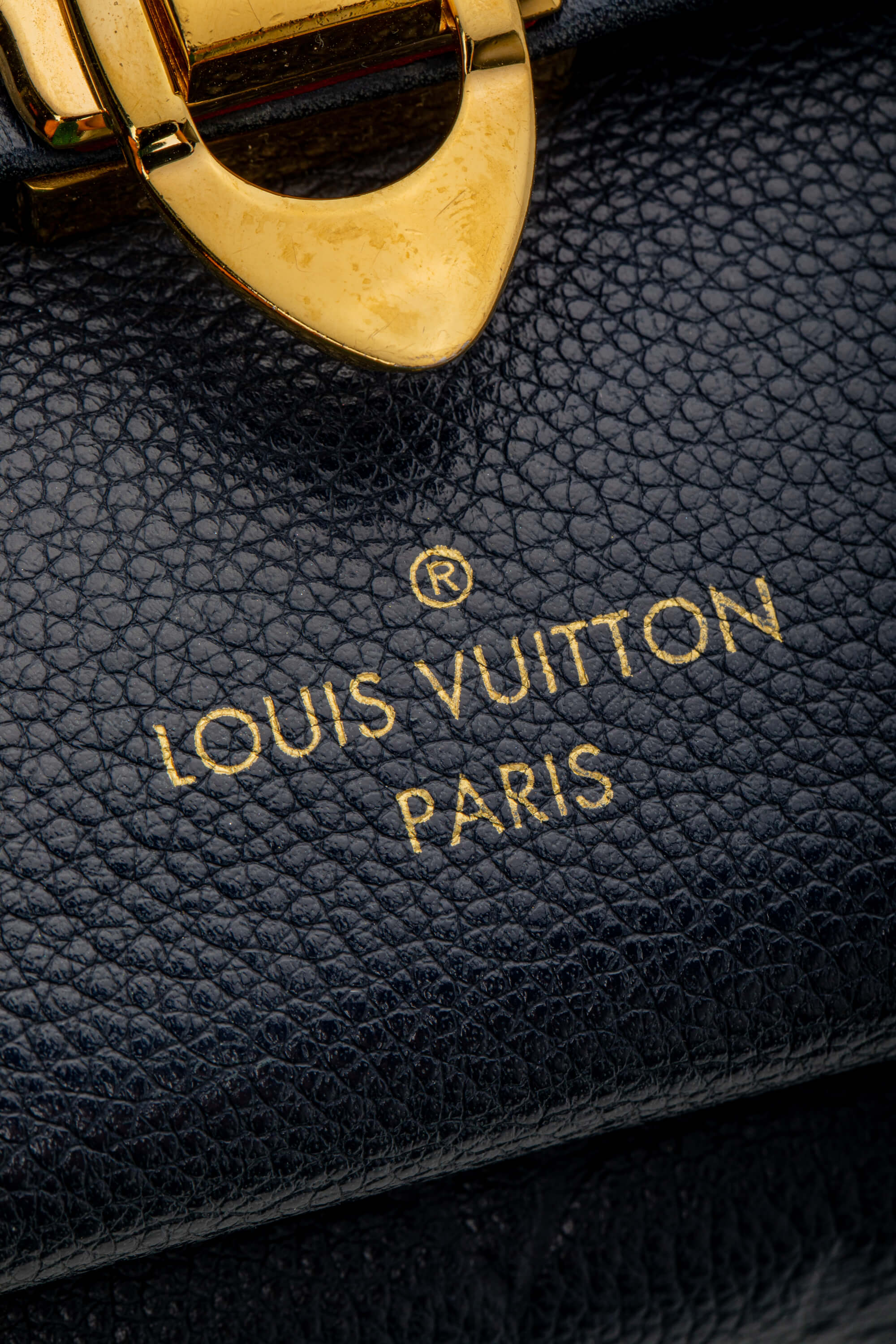 <span style="font-size: 10px;letter-spacing: .15em">HARD TO FIND</span><br> <strong>LOUIS VUITTON</strong><br> <div style="margin-top:10px;font-size:16px">Empreinte Vavin PM Marine Rouge M52271</div><br> - Image 24