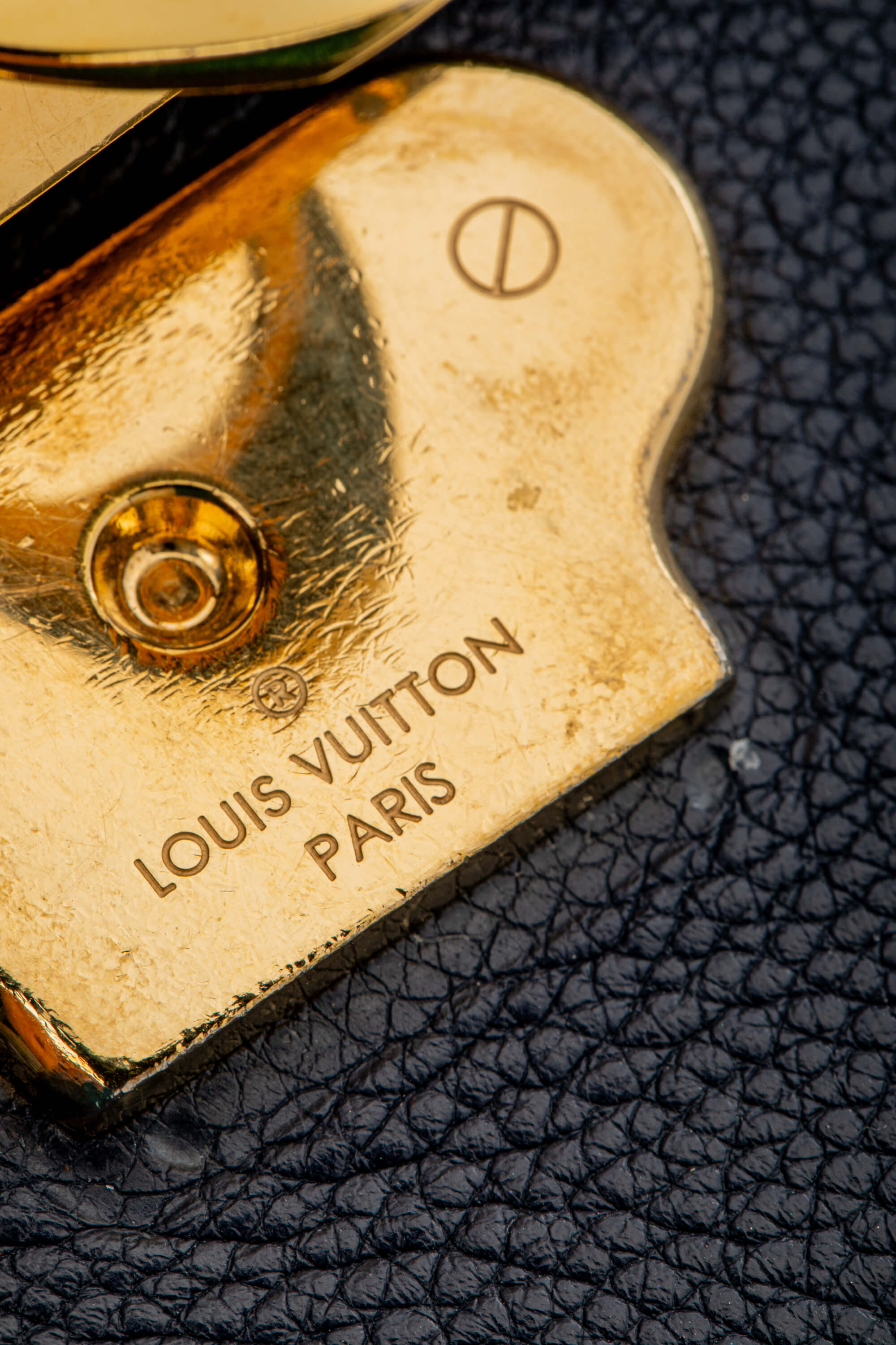 <span style="font-size: 10px;letter-spacing: .15em">HARD TO FIND</span><br> <strong>LOUIS VUITTON</strong><br> <div style="margin-top:10px;font-size:16px">Empreinte Vavin PM Marine Rouge M52271</div><br> - Image 21