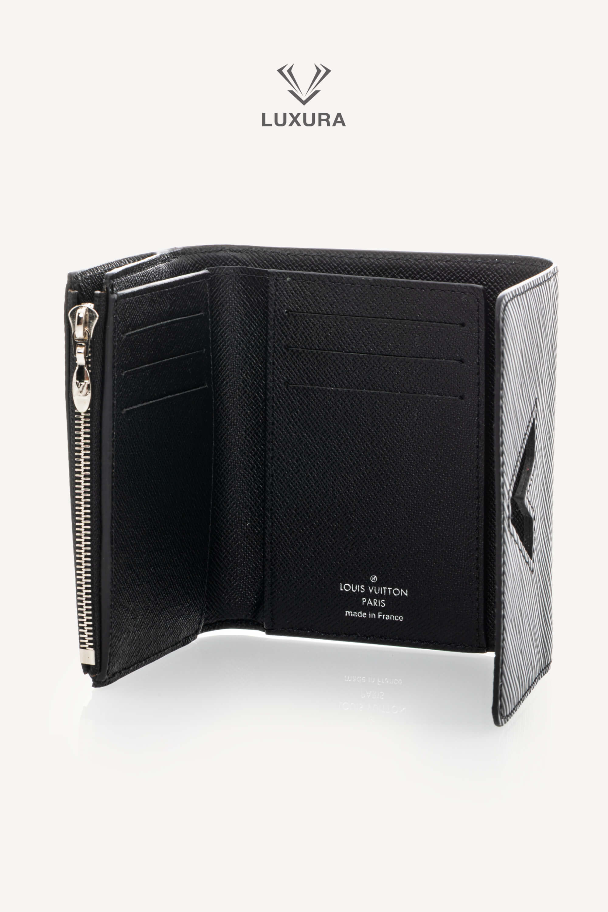 <span style="font-size: 10px;letter-spacing: .15em">HARD TO FIND</span><br> <strong>LOUIS VUITTON</strong><br> <div style="margin-top:10px;font-size:16px">Epi Twist Compact Wallet Black M64413</div><br> - Image 7