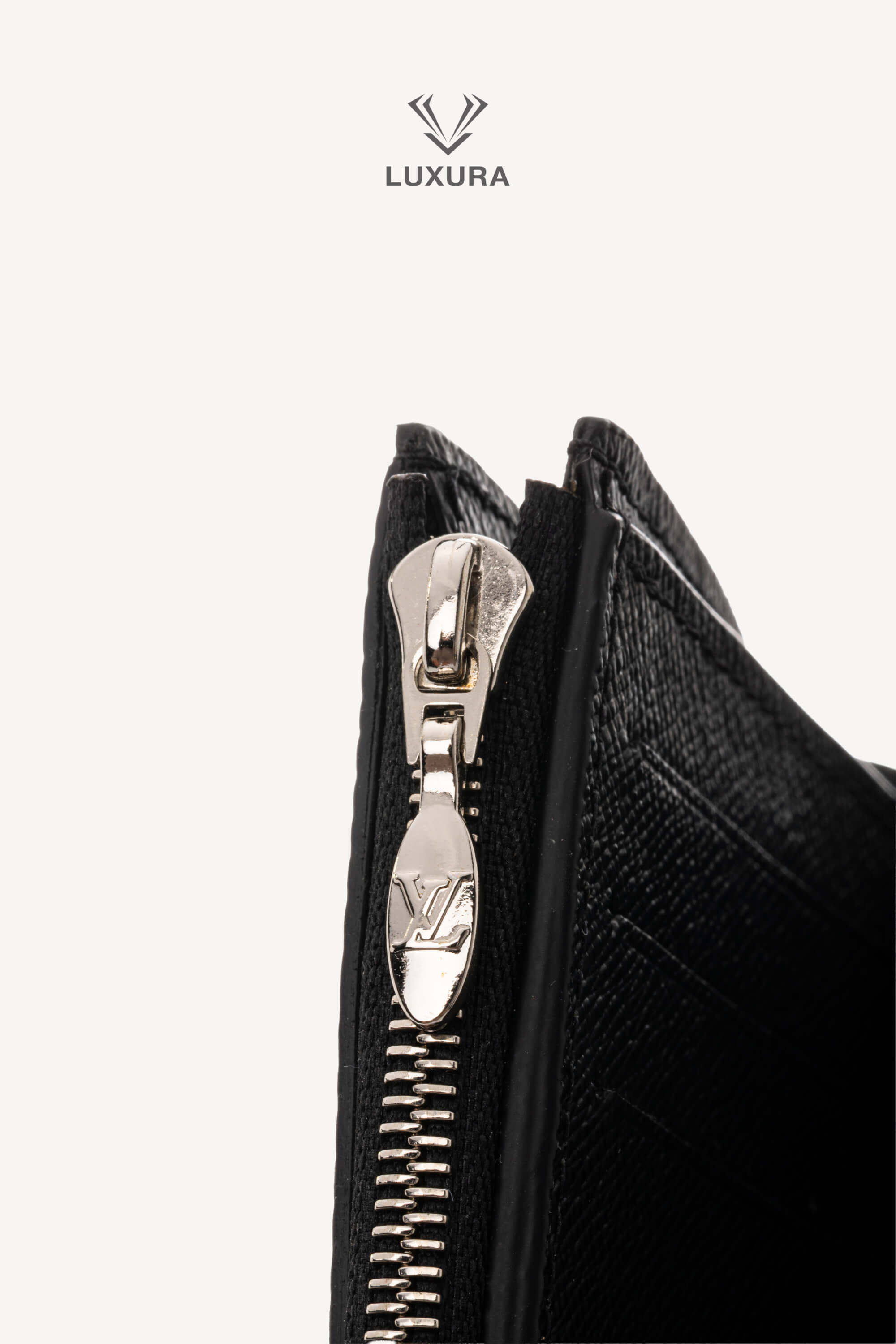 <span style="font-size: 10px;letter-spacing: .15em">HARD TO FIND</span><br> <strong>LOUIS VUITTON</strong><br> <div style="margin-top:10px;font-size:16px">Epi Twist Compact Wallet Black M64413</div><br> - Image 12