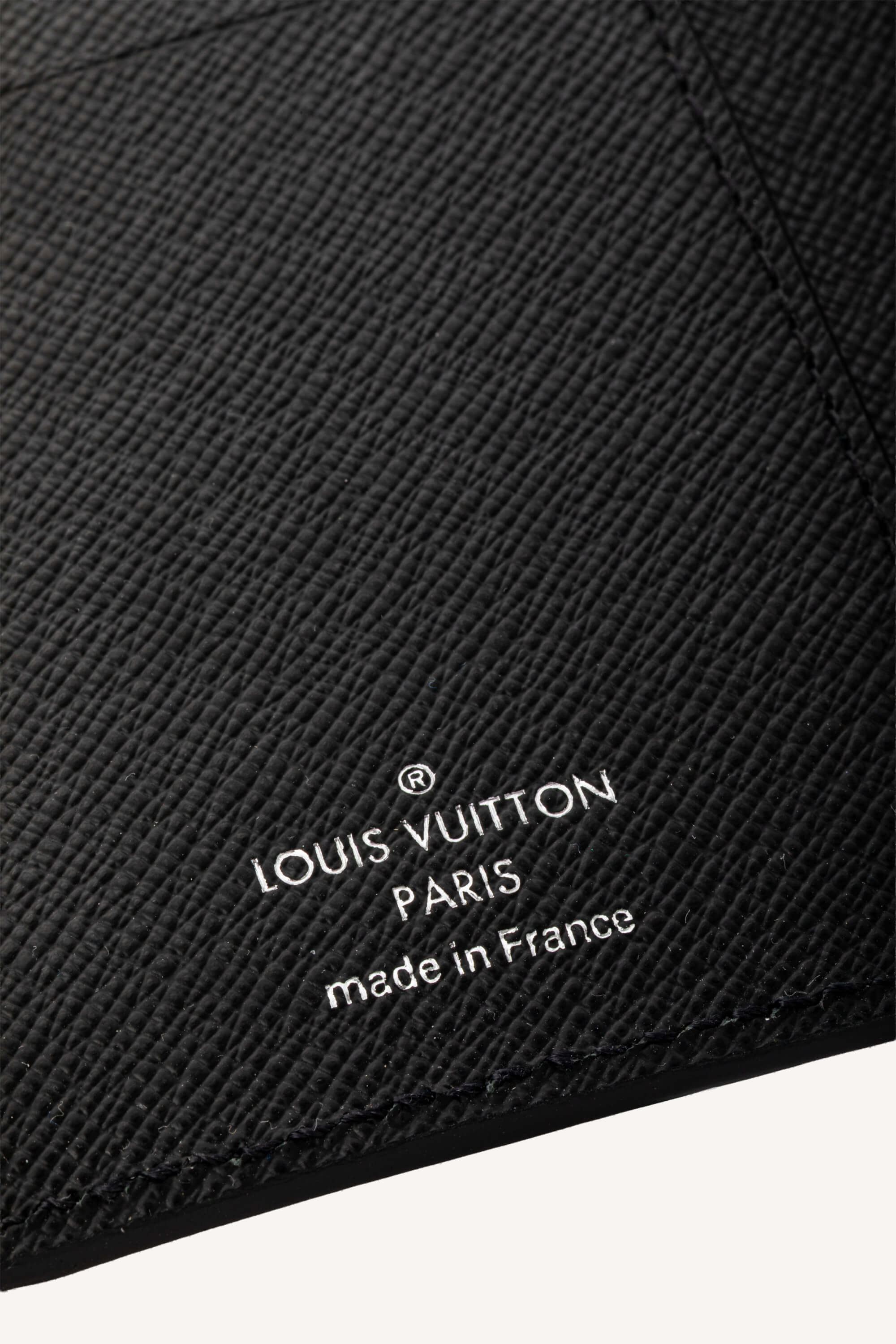 <span style="font-size: 10px;letter-spacing: .15em">HARD TO FIND</span><br> <strong>LOUIS VUITTON</strong><br> <div style="margin-top:10px;font-size:16px">Epi Twist Compact Wallet Black M64413</div><br> - Image 11