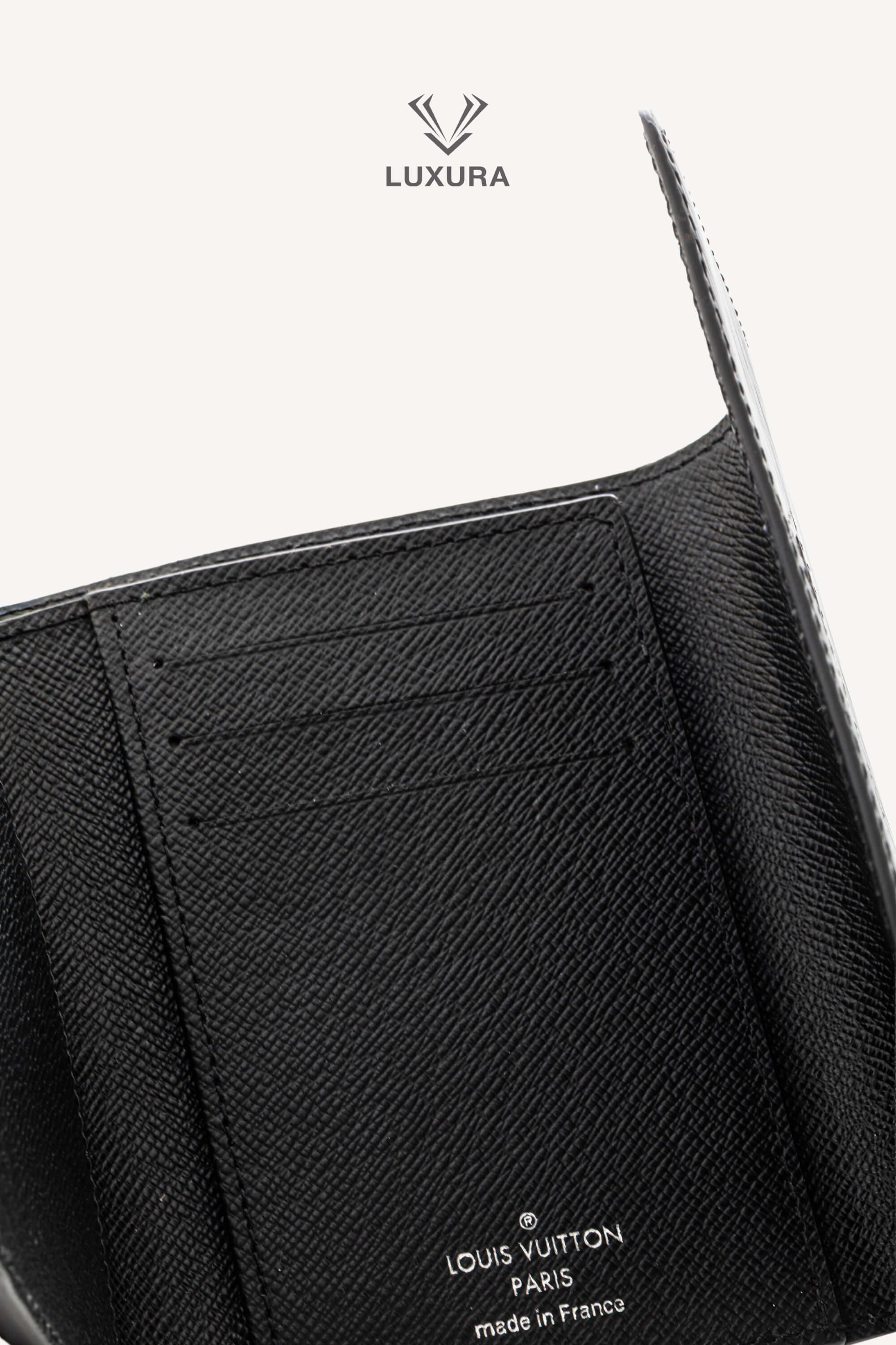 <span style="font-size: 10px;letter-spacing: .15em">HARD TO FIND</span><br> <strong>LOUIS VUITTON</strong><br> <div style="margin-top:10px;font-size:16px">Epi Twist Compact Wallet Black M64413</div><br> - Image 13