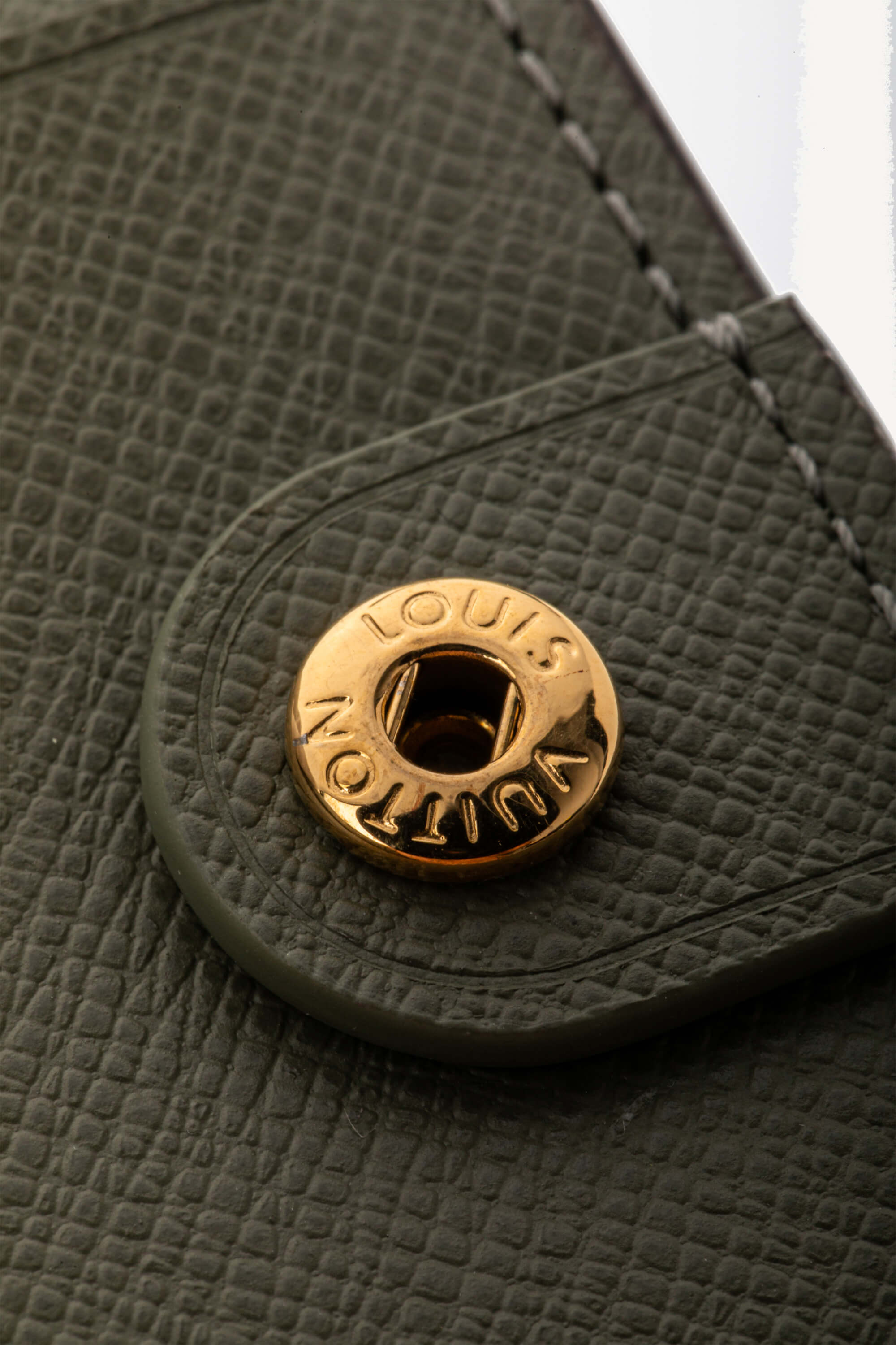 <span style="font-size: 10px;letter-spacing: .15em">BEST DEAL</span><br> <strong>LOUIS VUITTON</strong><br> <div style="margin-top:10px;font-size:16px">Lisa Wallet Vert Asnieres Monogram Canvas M25693</div><br> - Image 11