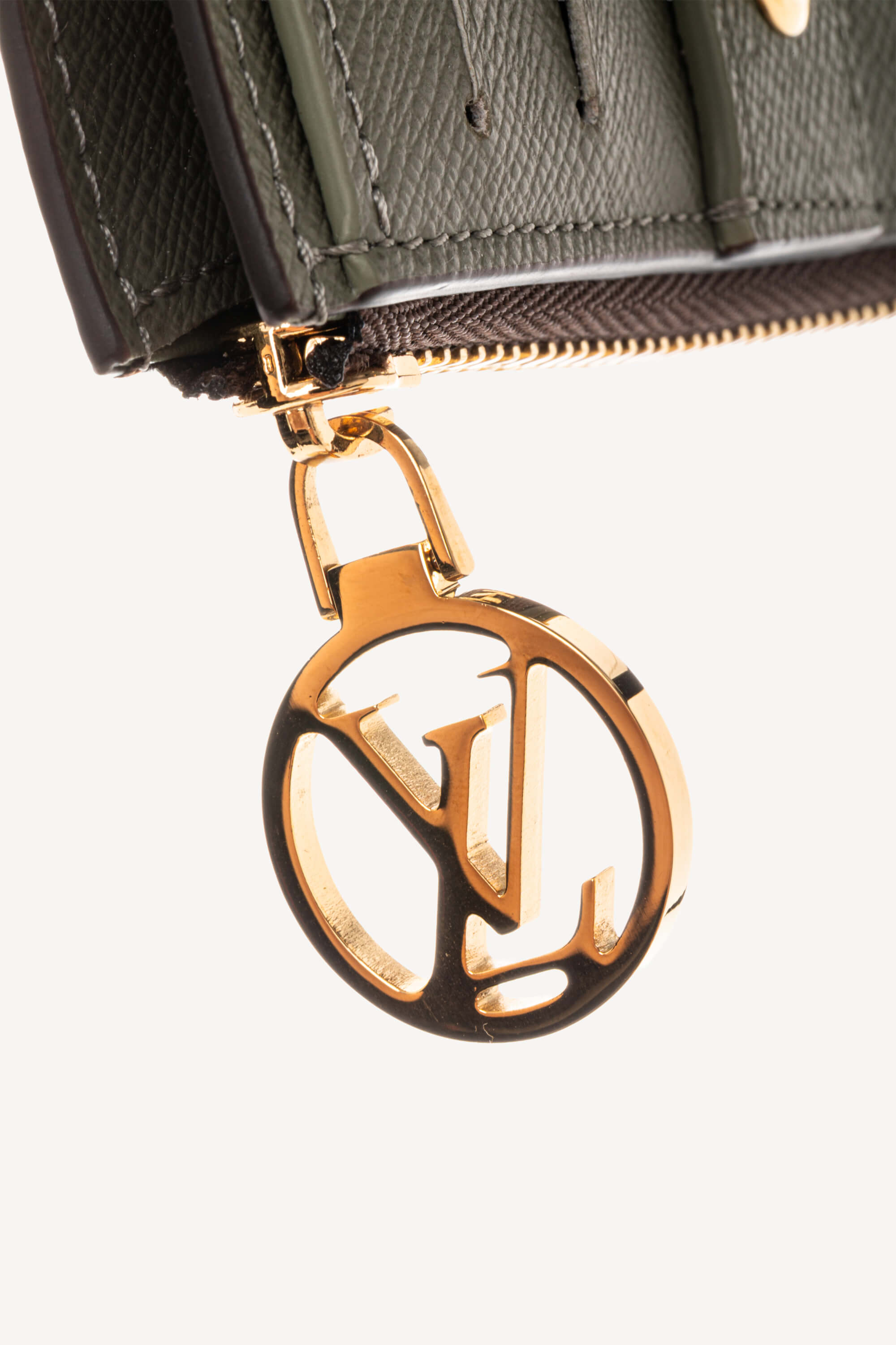 <span style="font-size: 10px;letter-spacing: .15em">BEST DEAL</span><br> <strong>LOUIS VUITTON</strong><br> <div style="margin-top:10px;font-size:16px">Lisa Wallet Vert Asnieres Monogram Canvas M25693</div><br> - Image 9