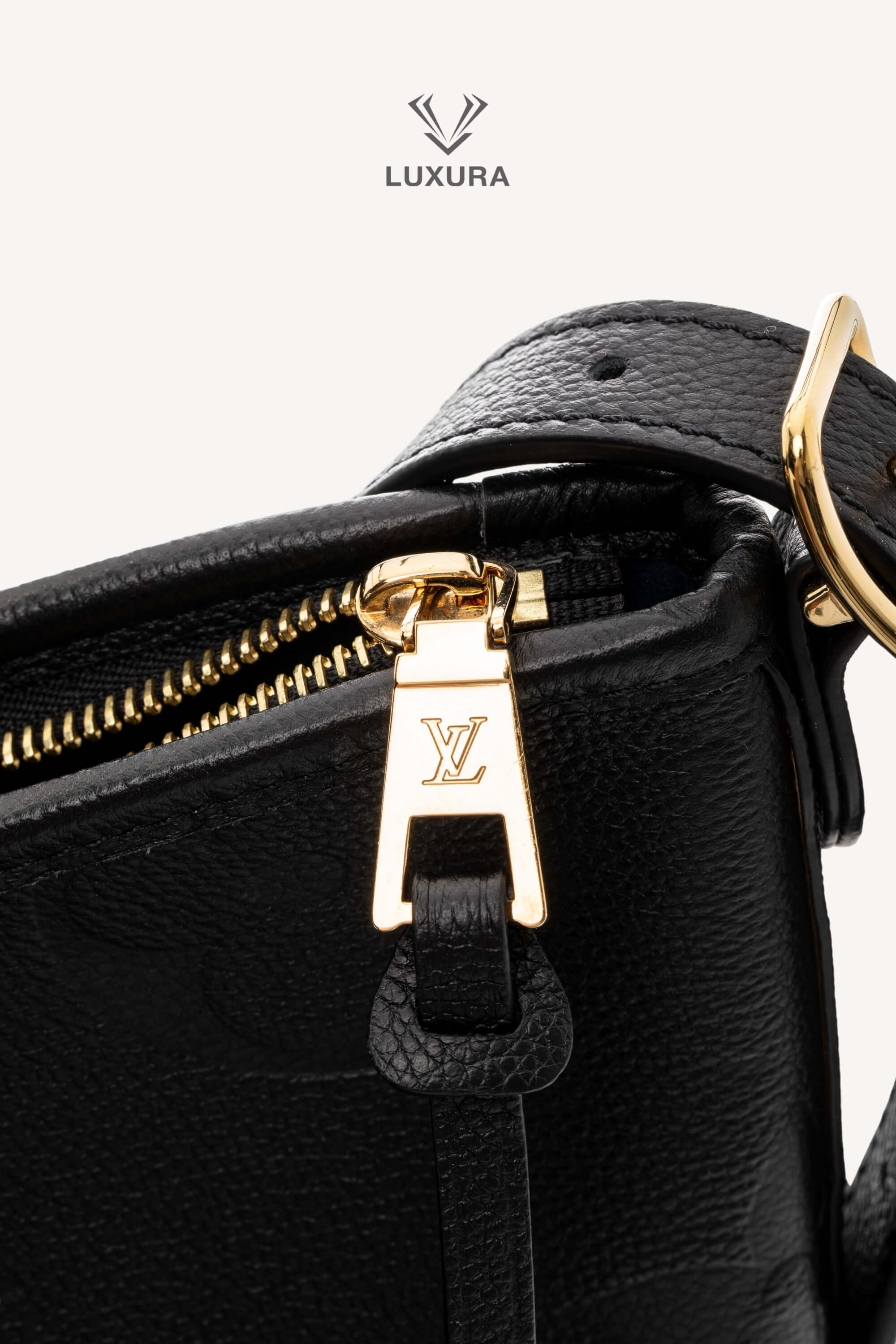 <span style="font-size: 10px;letter-spacing: .15em">HARD TO FIND</span><br>            <strong>LOUIS VUITTON</strong><br>            <div style="margin-top:10px;font-size:16px">Monogram Empreinte Leather CarryAll PM Bag Black M46288</div><br> - Image 11