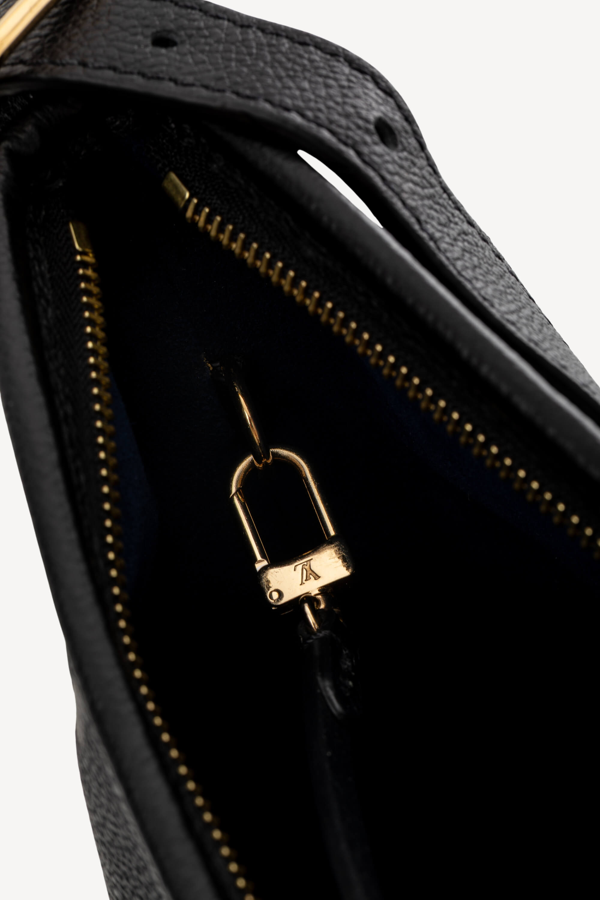<span style="font-size: 10px;letter-spacing: .15em">HARD TO FIND</span><br>            <strong>LOUIS VUITTON</strong><br>            <div style="margin-top:10px;font-size:16px">Monogram Empreinte Leather CarryAll PM Bag Black M46288</div><br> - Image 13