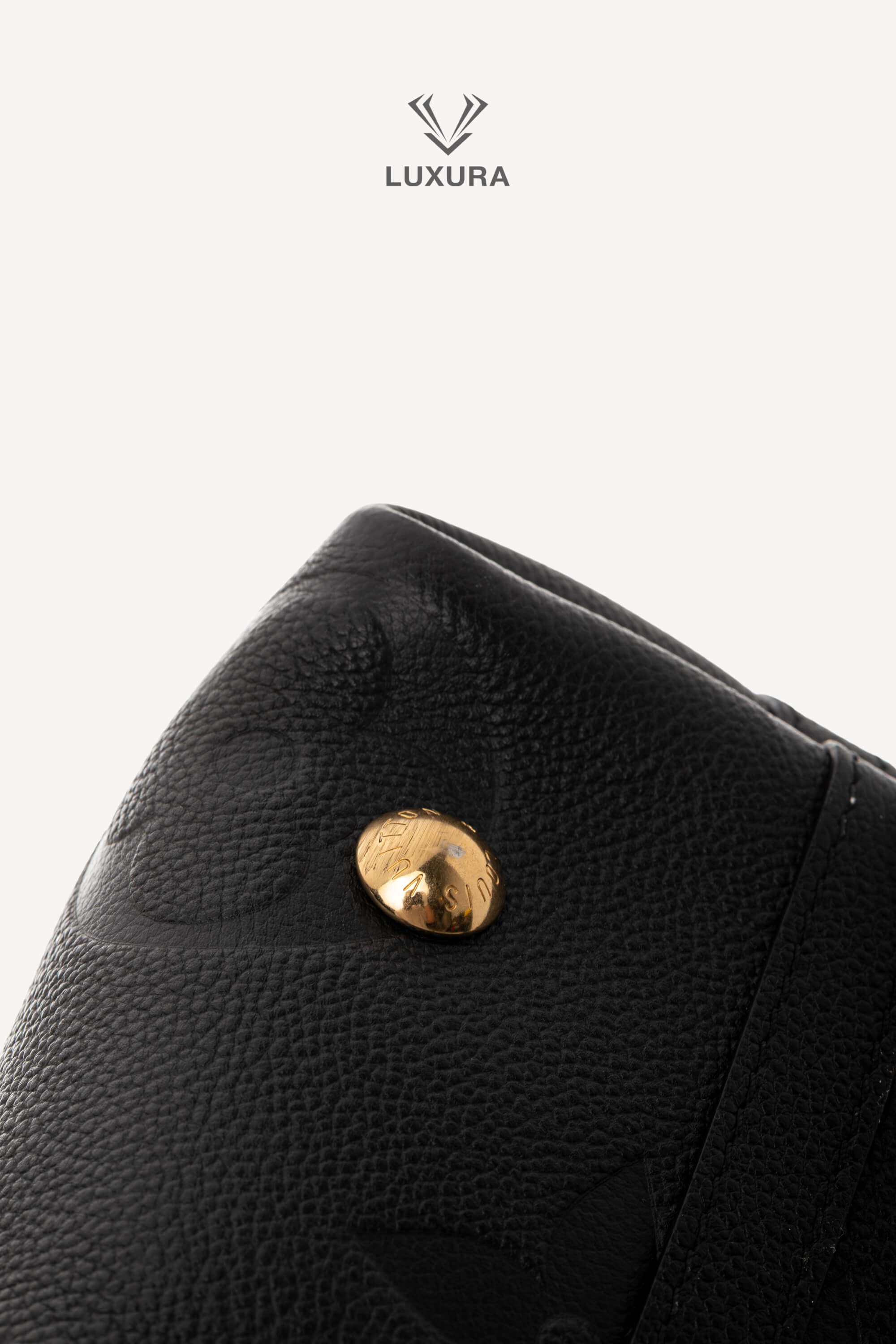 <span style="font-size: 10px;letter-spacing: .15em">HARD TO FIND</span><br>            <strong>LOUIS VUITTON</strong><br>            <div style="margin-top:10px;font-size:16px">Monogram Empreinte Leather CarryAll PM Bag Black M46288</div><br> - Image 21