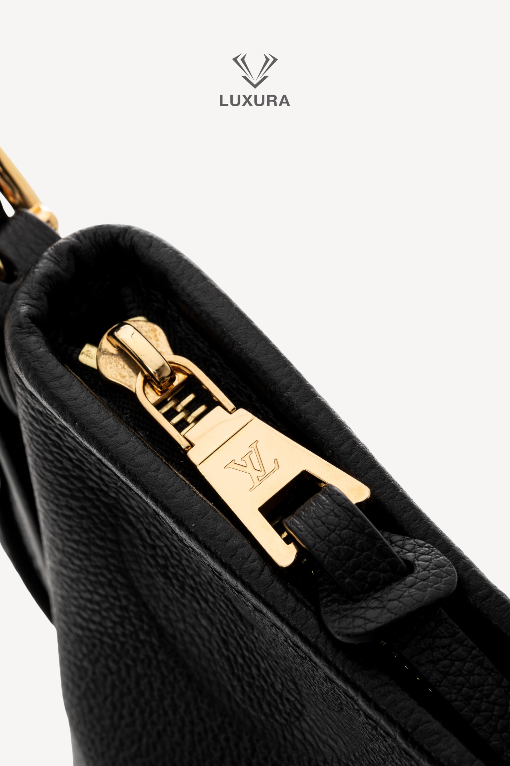 <span style="font-size: 10px;letter-spacing: .15em">HARD TO FIND</span><br>            <strong>LOUIS VUITTON</strong><br>            <div style="margin-top:10px;font-size:16px">Monogram Empreinte Leather CarryAll PM Bag Black M46288</div><br> - Image 15