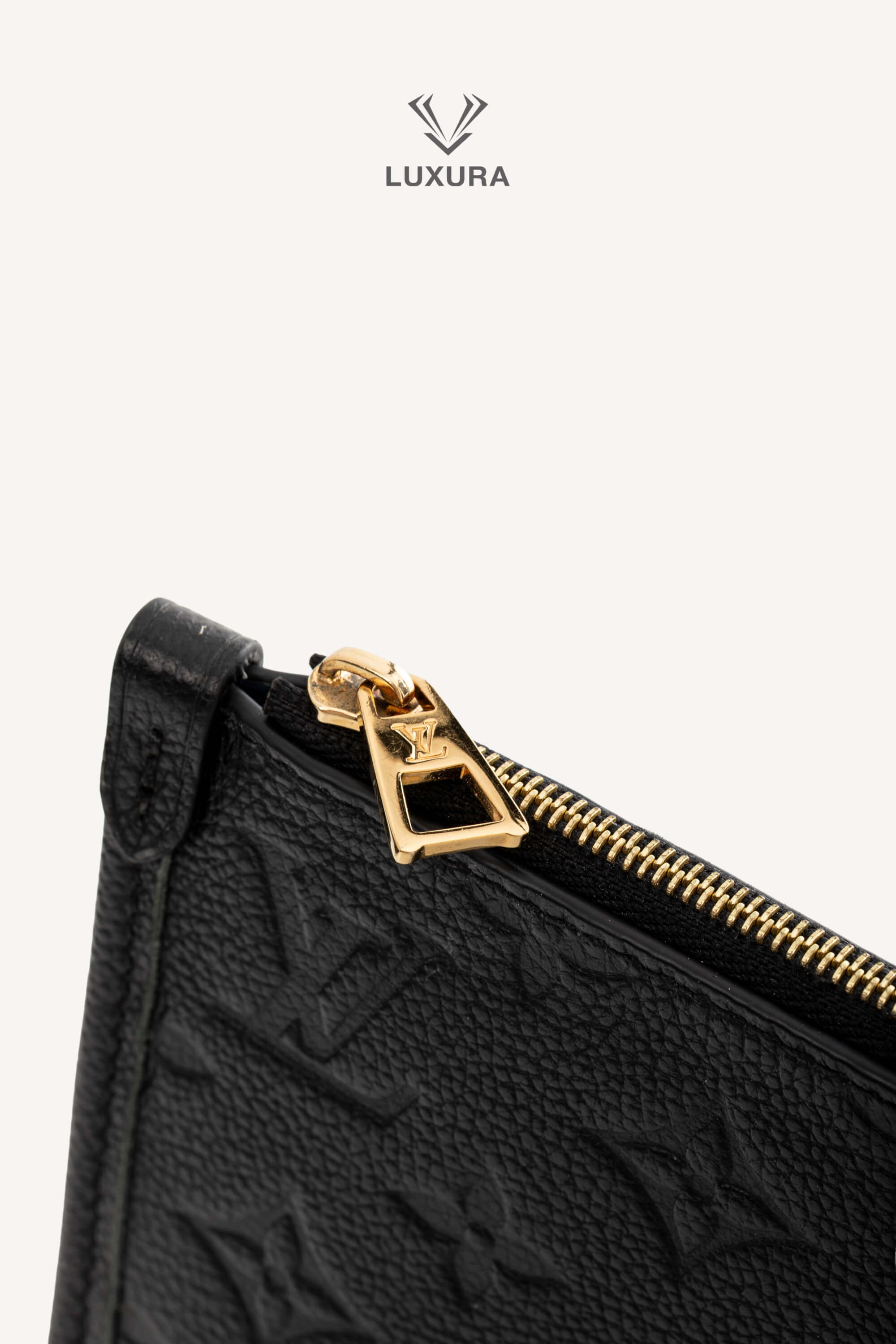 <span style="font-size: 10px;letter-spacing: .15em">HARD TO FIND</span><br>            <strong>LOUIS VUITTON</strong><br>            <div style="margin-top:10px;font-size:16px">Monogram Empreinte Leather CarryAll PM Bag Black M46288</div><br> - Image 17