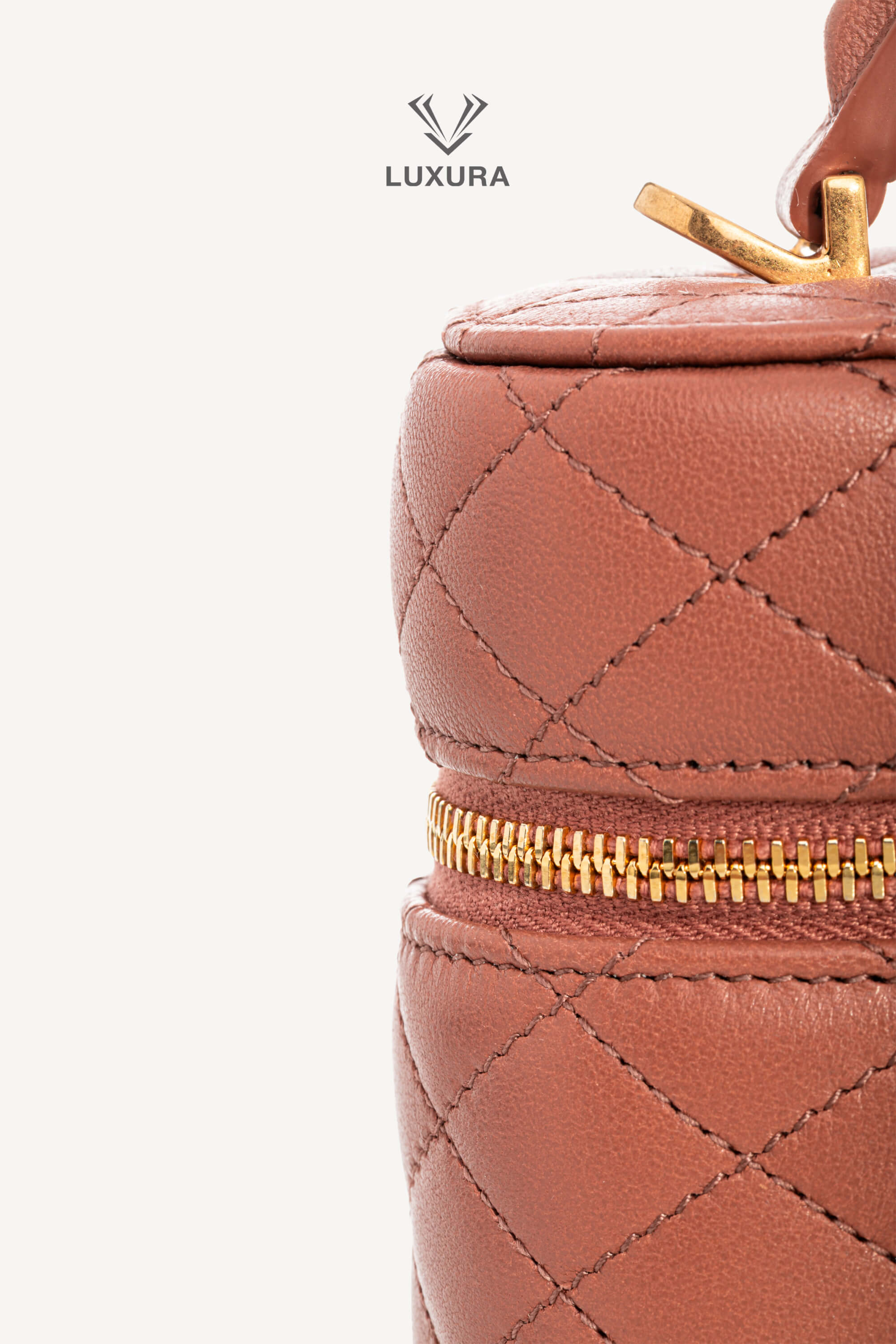 <span style="font-size: 10px;letter-spacing: .15em">BEST DEAL</span><br>            <strong>SAINT LAURENT</strong><br>            <div style="margin-top:10px;font-size:16px">Gaby Vanity Mini Bag in Lambskin Barely Pink</div><br> - Image 10