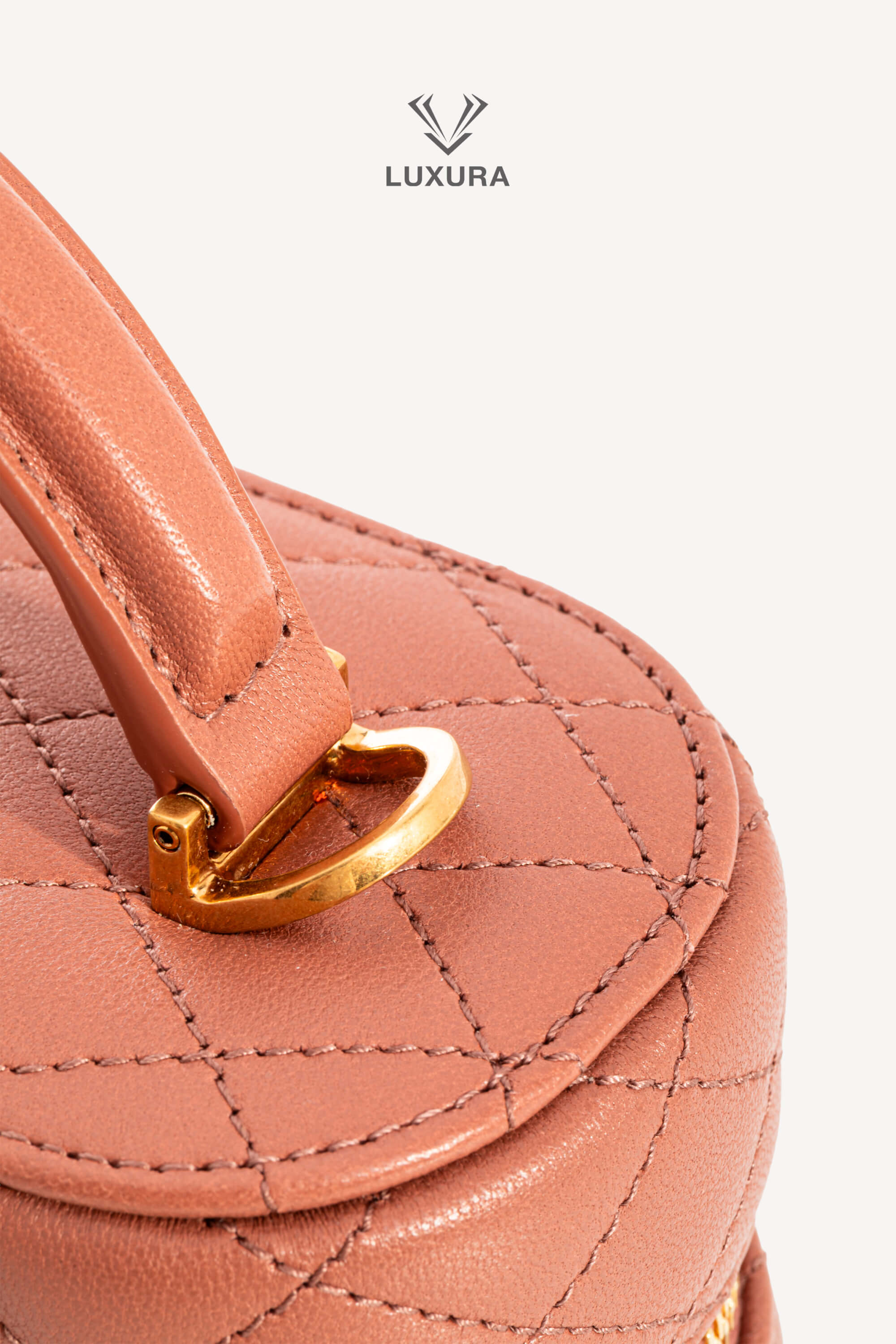<span style="font-size: 10px;letter-spacing: .15em">BEST DEAL</span><br>            <strong>SAINT LAURENT</strong><br>            <div style="margin-top:10px;font-size:16px">Gaby Vanity Mini Bag in Lambskin Barely Pink</div><br> - Image 15