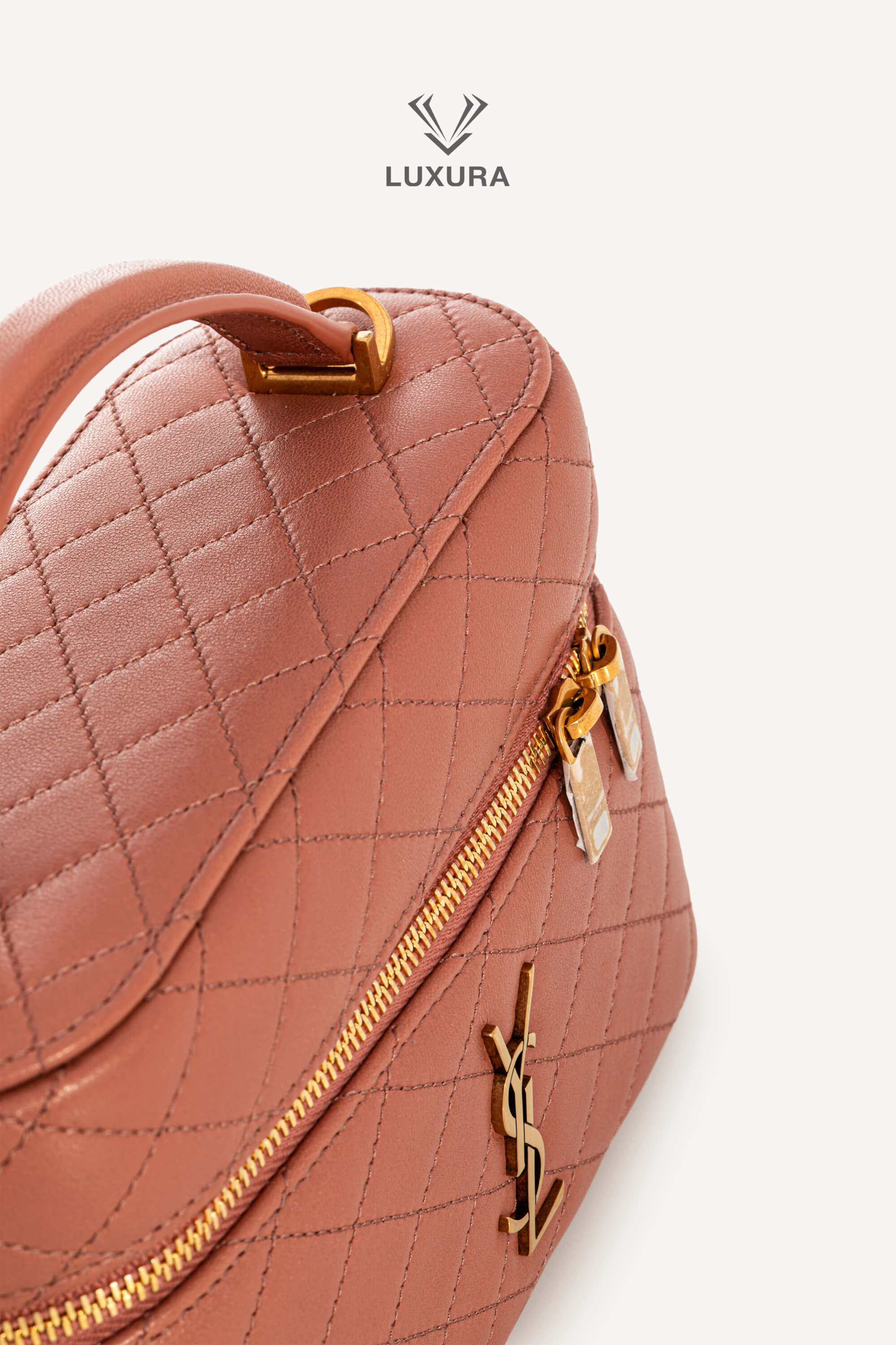 <span style="font-size: 10px;letter-spacing: .15em">BEST DEAL</span><br>            <strong>SAINT LAURENT</strong><br>            <div style="margin-top:10px;font-size:16px">Gaby Vanity Mini Bag in Lambskin Barely Pink</div><br> - Image 13