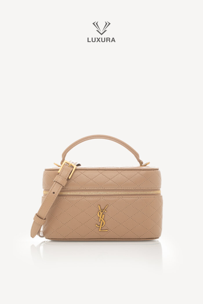 <span style="font-size: 10px;letter-spacing: .15em">NEW COLLECTION</span><br> <strong>SAINT LAURENT</strong><br> <div style="margin-top:10px;font-size:16px">Gaby Vanity Mini Quilted Leather Shoulder Bag Beige</div><br>