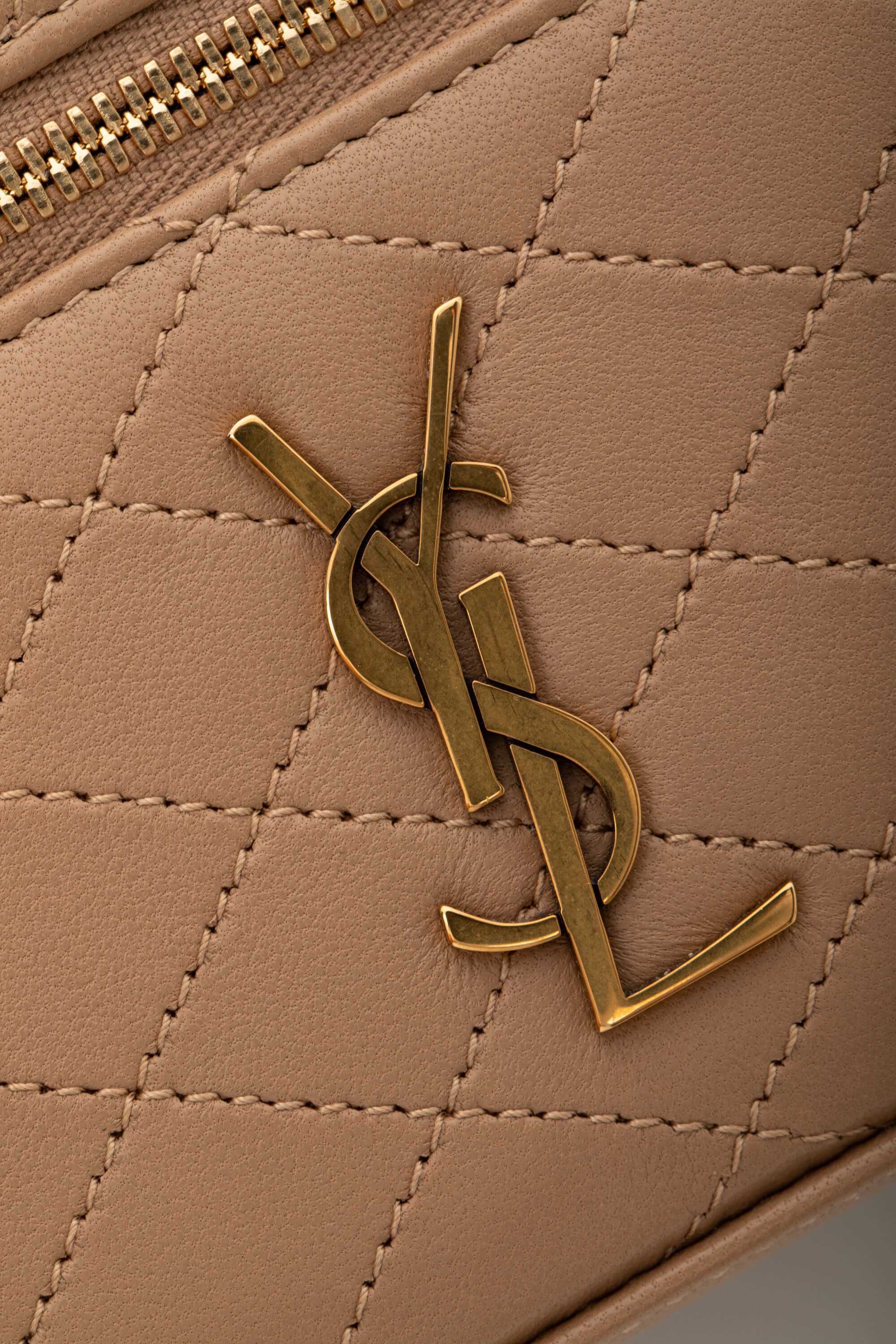 <span style="font-size: 10px;letter-spacing: .15em">NEW COLLECTION</span><br> <strong>SAINT LAURENT</strong><br> <div style="margin-top:10px;font-size:16px">Gaby Vanity Mini Quilted Leather Shoulder Bag Beige</div><br> - Image 10