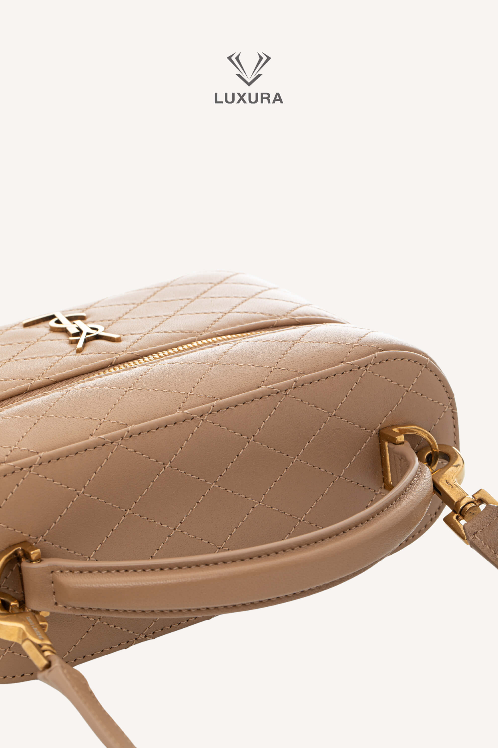 <span style="font-size: 10px;letter-spacing: .15em">NEW COLLECTION</span><br> <strong>SAINT LAURENT</strong><br> <div style="margin-top:10px;font-size:16px">Gaby Vanity Mini Quilted Leather Shoulder Bag Beige</div><br> - Image 9