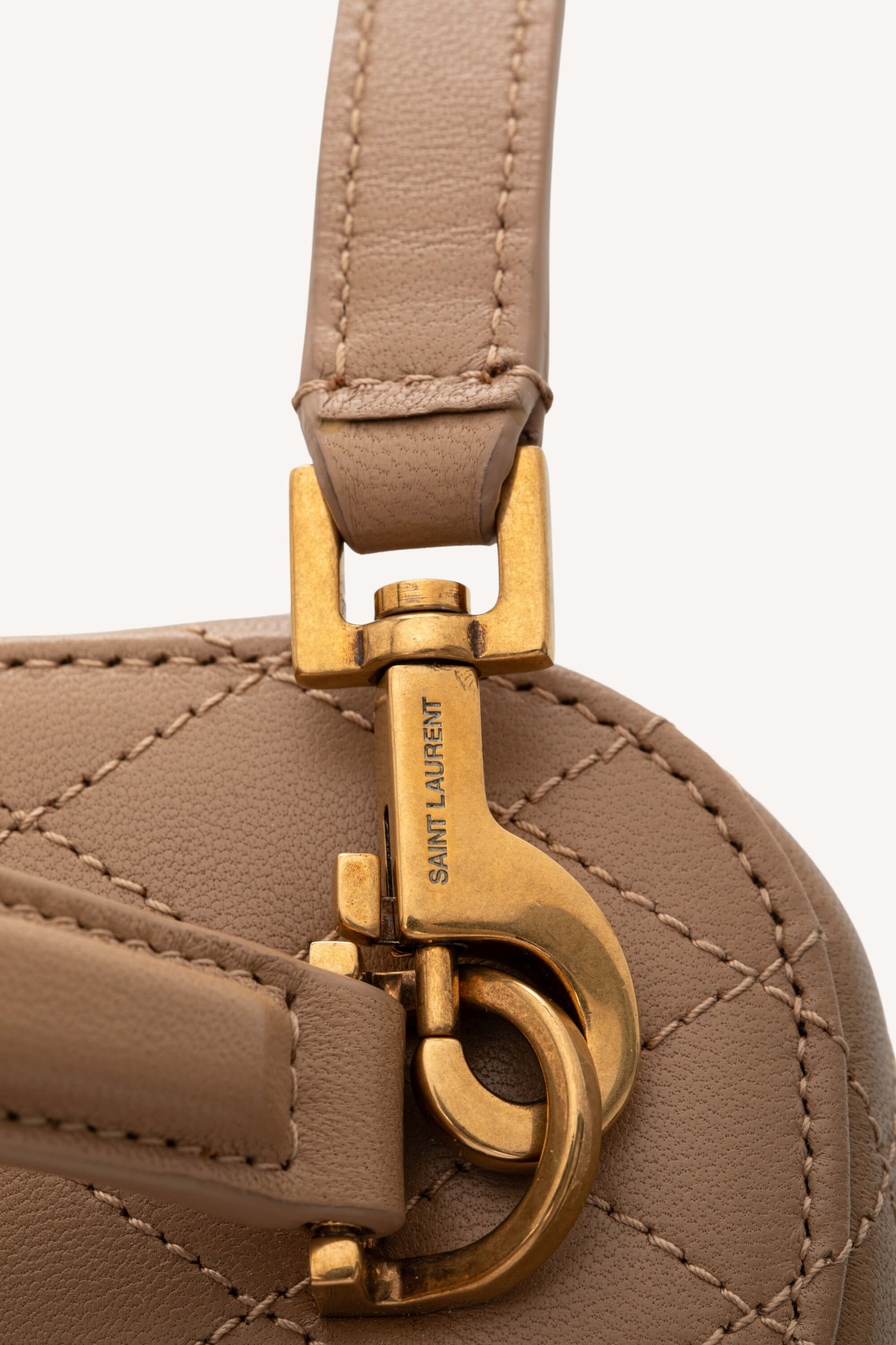 <span style="font-size: 10px;letter-spacing: .15em">NEW COLLECTION</span><br> <strong>SAINT LAURENT</strong><br> <div style="margin-top:10px;font-size:16px">Gaby Vanity Mini Quilted Leather Shoulder Bag Beige</div><br> - Image 15