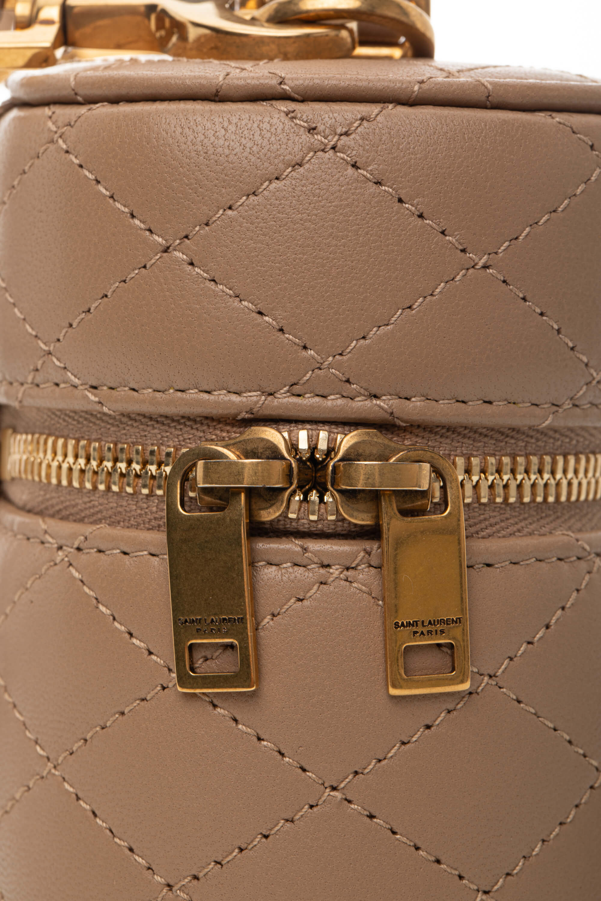 <span style="font-size: 10px;letter-spacing: .15em">NEW COLLECTION</span><br> <strong>SAINT LAURENT</strong><br> <div style="margin-top:10px;font-size:16px">Gaby Vanity Mini Quilted Leather Shoulder Bag Beige</div><br> - Image 11