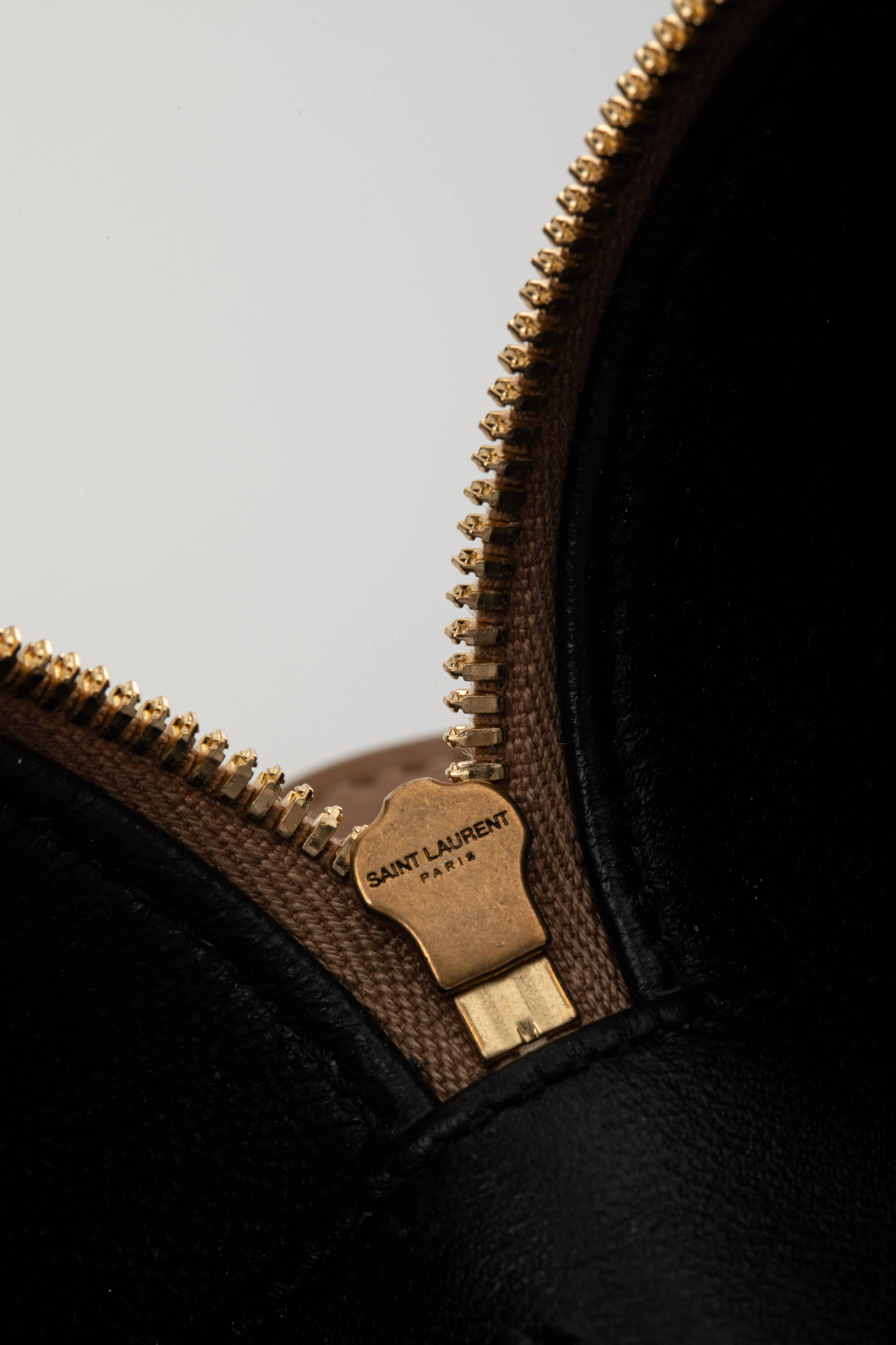 <span style="font-size: 10px;letter-spacing: .15em">NEW COLLECTION</span><br> <strong>SAINT LAURENT</strong><br> <div style="margin-top:10px;font-size:16px">Gaby Vanity Mini Quilted Leather Shoulder Bag Beige</div><br> - Image 24