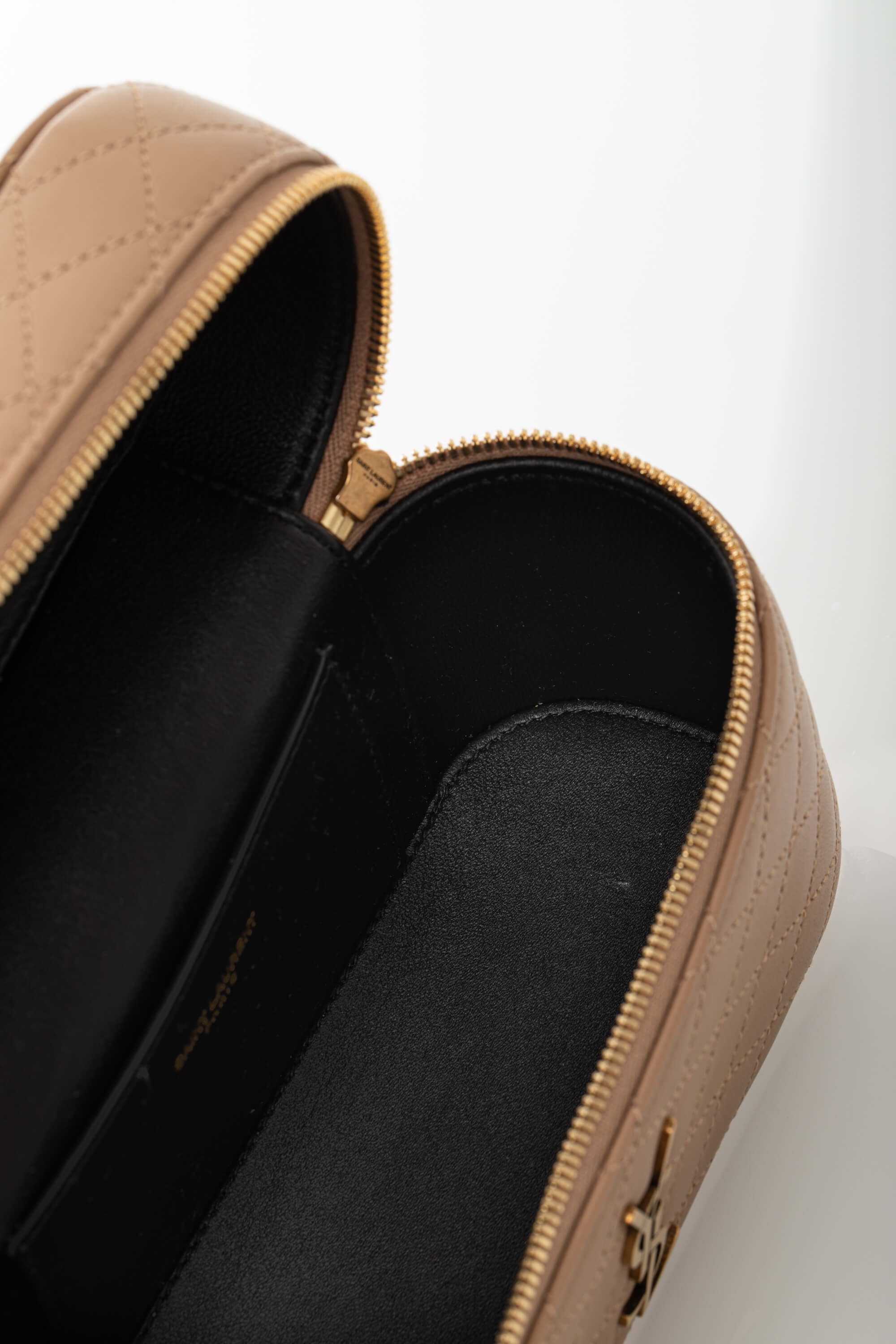 <span style="font-size: 10px;letter-spacing: .15em">NEW COLLECTION</span><br> <strong>SAINT LAURENT</strong><br> <div style="margin-top:10px;font-size:16px">Gaby Vanity Mini Quilted Leather Shoulder Bag Beige</div><br> - Image 23