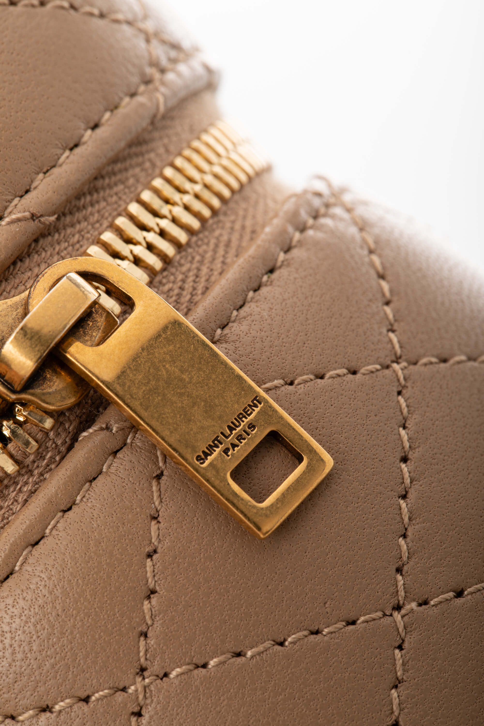 <span style="font-size: 10px;letter-spacing: .15em">NEW COLLECTION</span><br> <strong>SAINT LAURENT</strong><br> <div style="margin-top:10px;font-size:16px">Gaby Vanity Mini Quilted Leather Shoulder Bag Beige</div><br> - Image 12