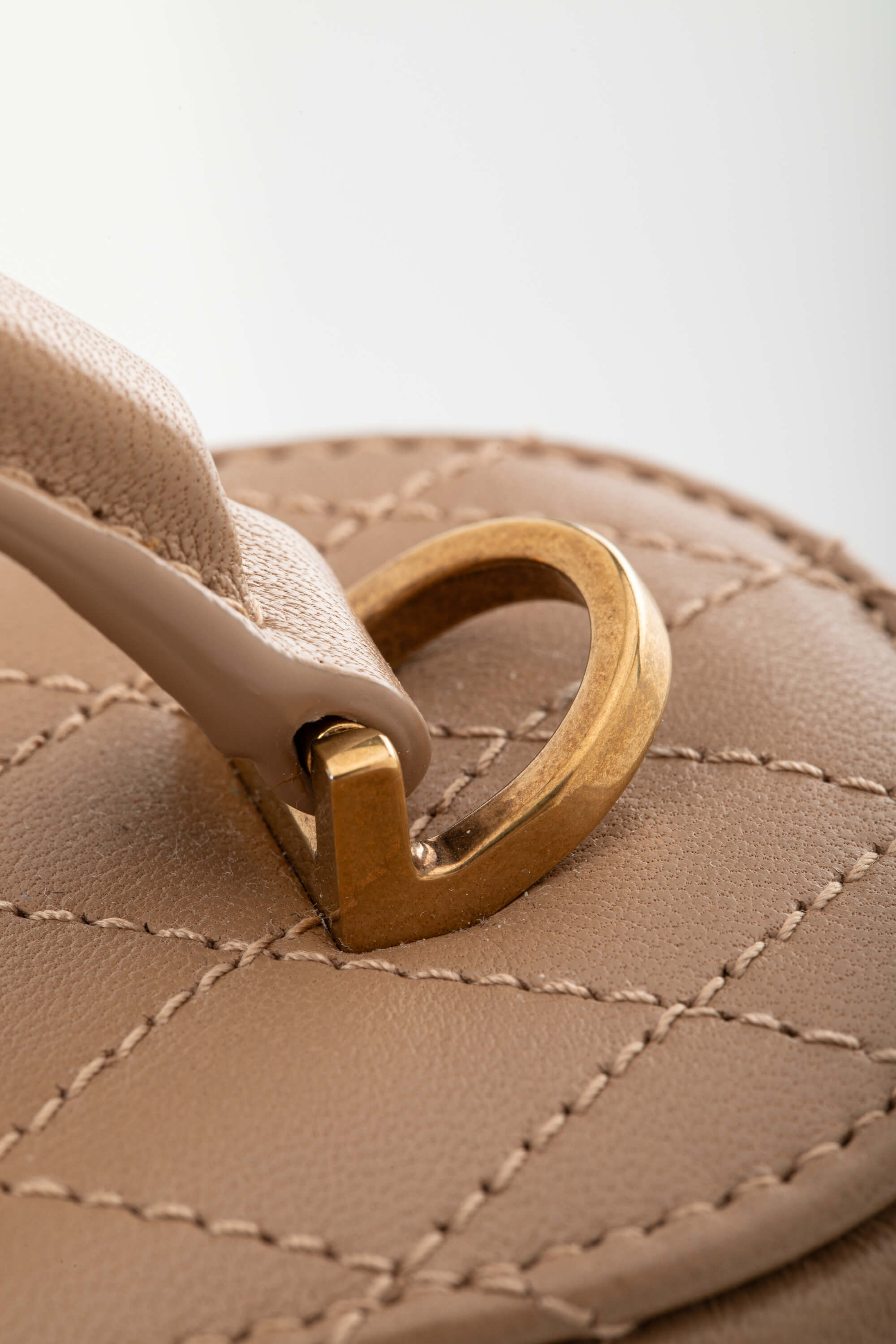 <span style="font-size: 10px;letter-spacing: .15em">NEW COLLECTION</span><br> <strong>SAINT LAURENT</strong><br> <div style="margin-top:10px;font-size:16px">Gaby Vanity Mini Quilted Leather Shoulder Bag Beige</div><br> - Image 13