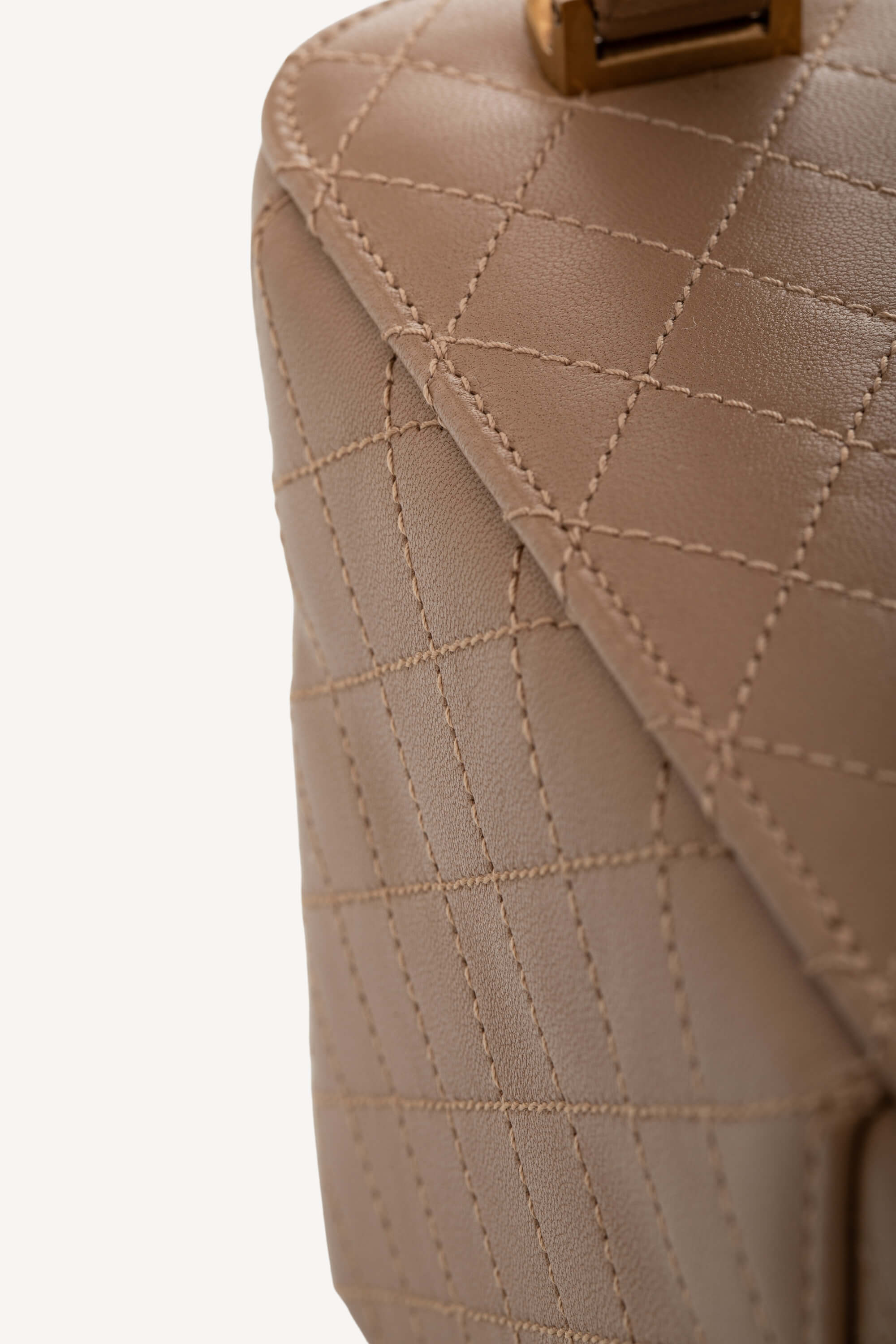<span style="font-size: 10px;letter-spacing: .15em">NEW COLLECTION</span><br> <strong>SAINT LAURENT</strong><br> <div style="margin-top:10px;font-size:16px">Gaby Vanity Mini Quilted Leather Shoulder Bag Beige</div><br> - Image 19