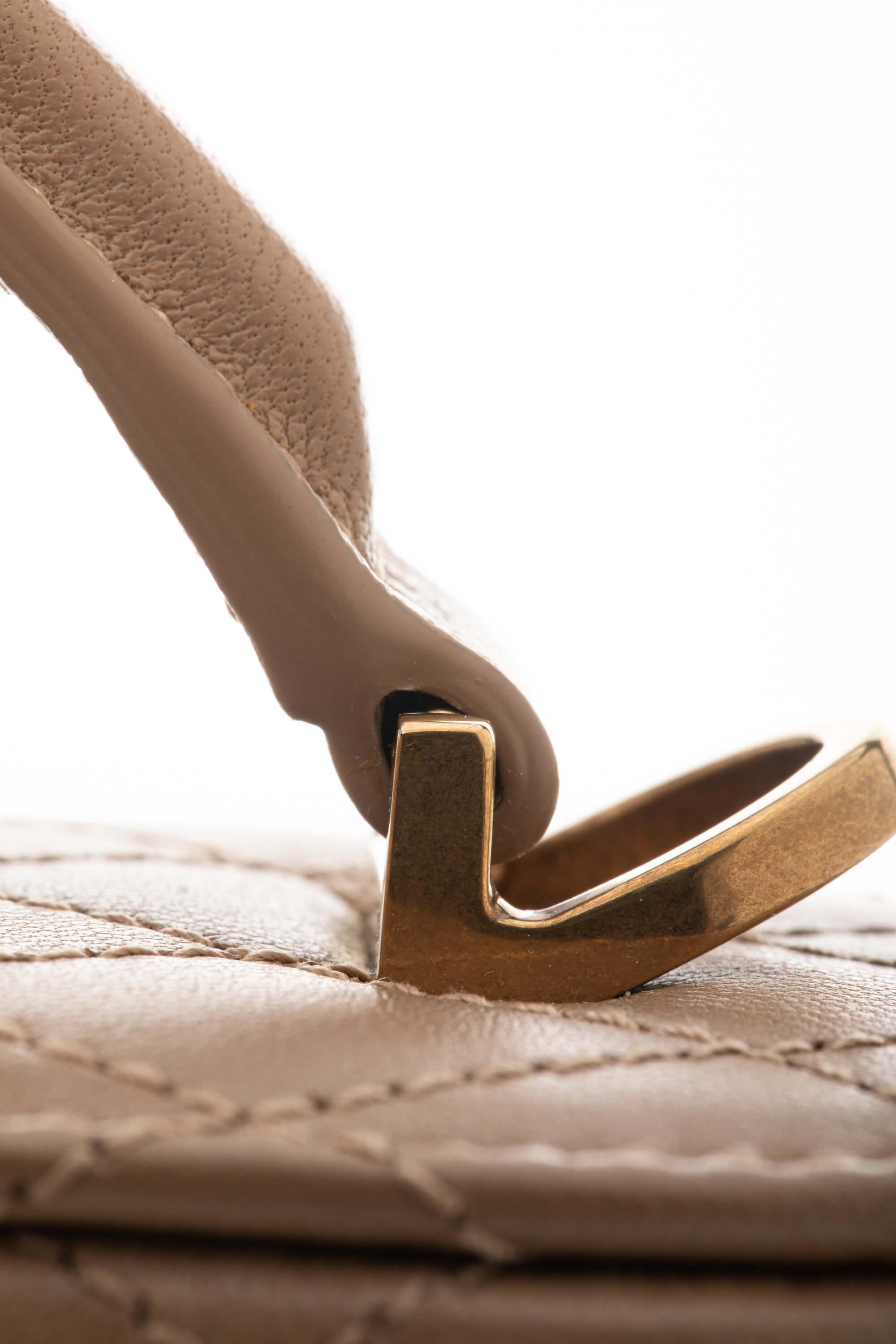 <span style="font-size: 10px;letter-spacing: .15em">NEW COLLECTION</span><br> <strong>SAINT LAURENT</strong><br> <div style="margin-top:10px;font-size:16px">Gaby Vanity Mini Quilted Leather Shoulder Bag Beige</div><br> - Image 18