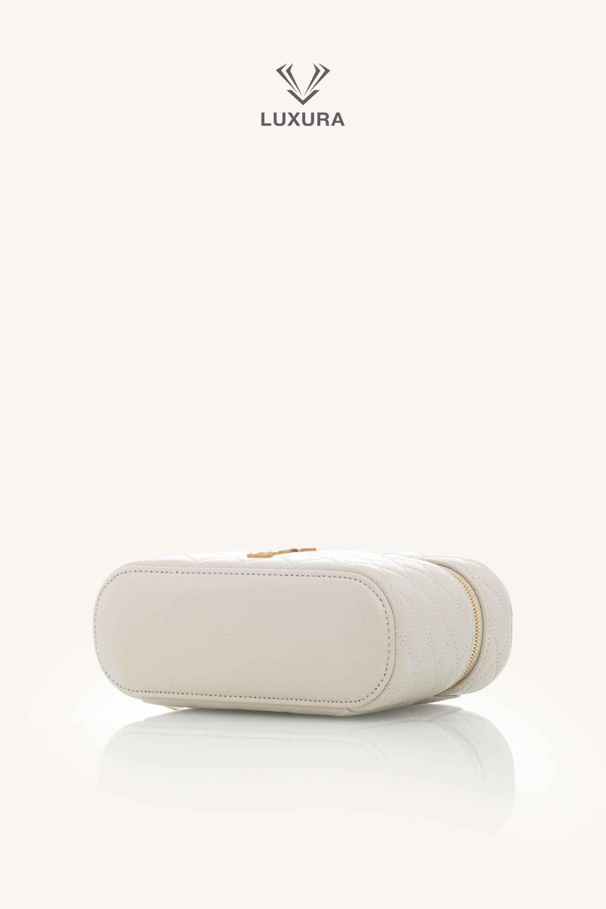 <span style="font-size: 10px;letter-spacing: .15em">NEW COLLECTION</span><br> <strong>SAINT LAURENT</strong><br> <div style="margin-top:10px;font-size:16px">Gaby Vanity Mini Quilted Leather Shoulder Bag Off-White</div><br> - Image 27