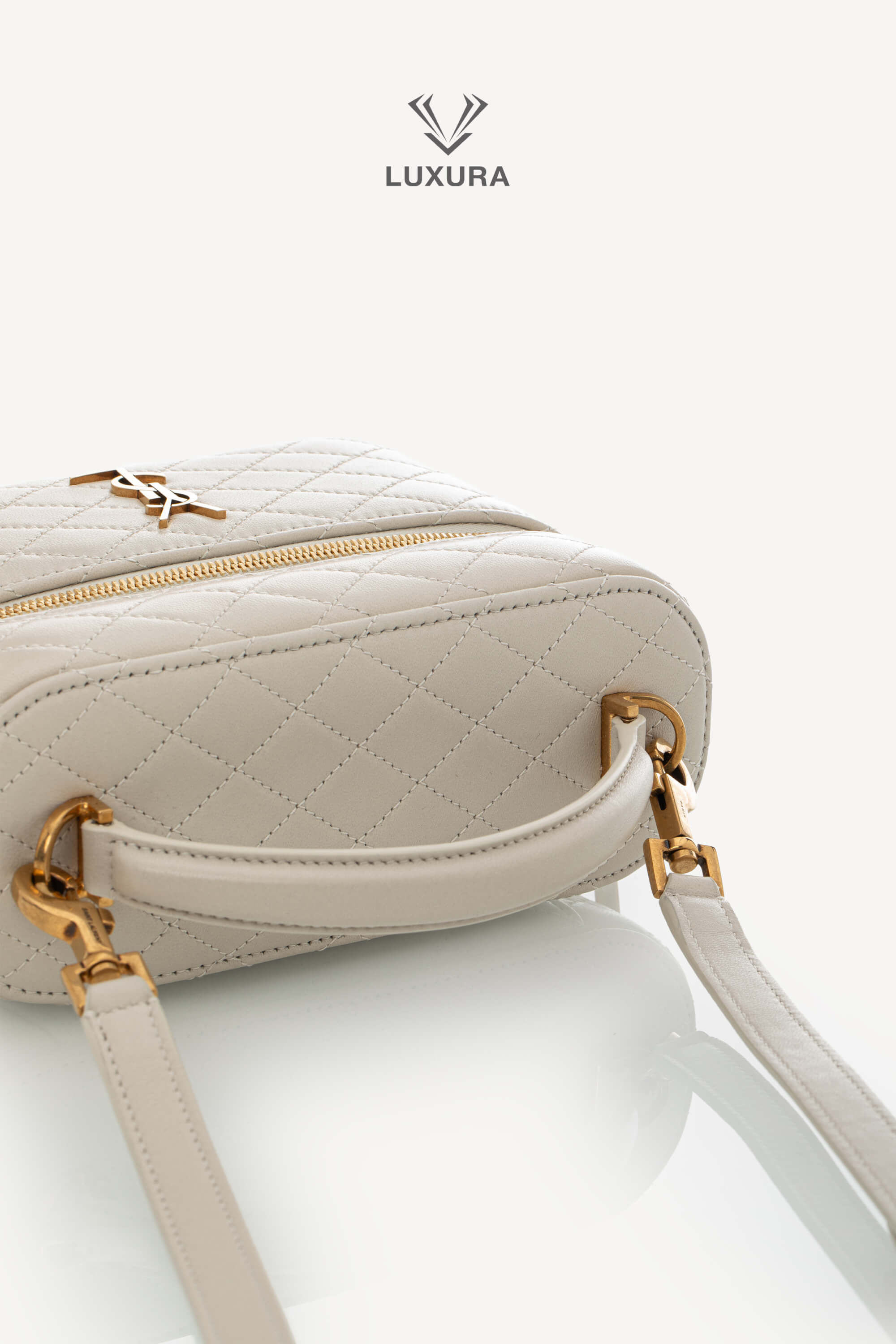 <span style="font-size: 10px;letter-spacing: .15em">NEW COLLECTION</span><br> <strong>SAINT LAURENT</strong><br> <div style="margin-top:10px;font-size:16px">Gaby Vanity Mini Quilted Leather Shoulder Bag Off-White</div><br> - Image 7