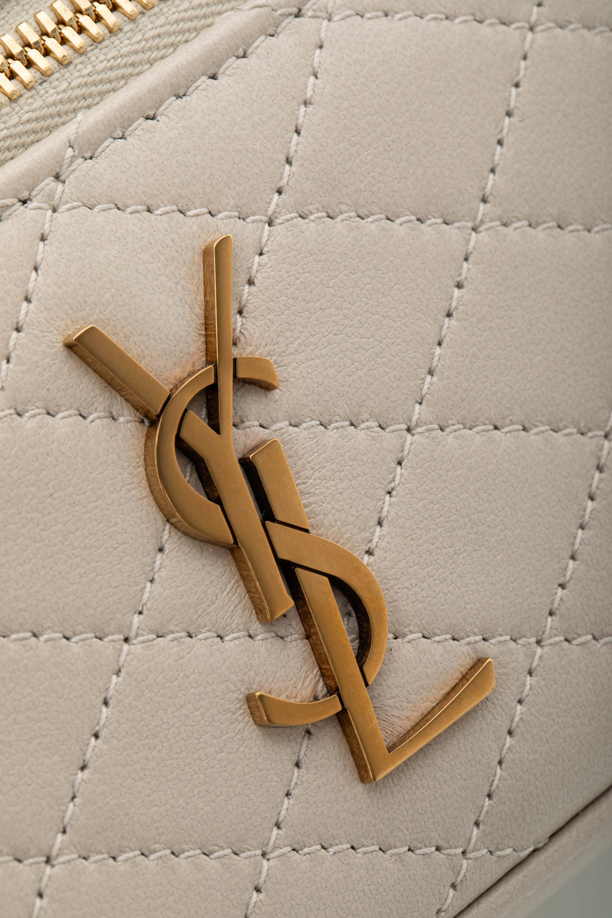 <span style="font-size: 10px;letter-spacing: .15em">NEW COLLECTION</span><br> <strong>SAINT LAURENT</strong><br> <div style="margin-top:10px;font-size:16px">Gaby Vanity Mini Quilted Leather Shoulder Bag Off-White</div><br> - Image 10
