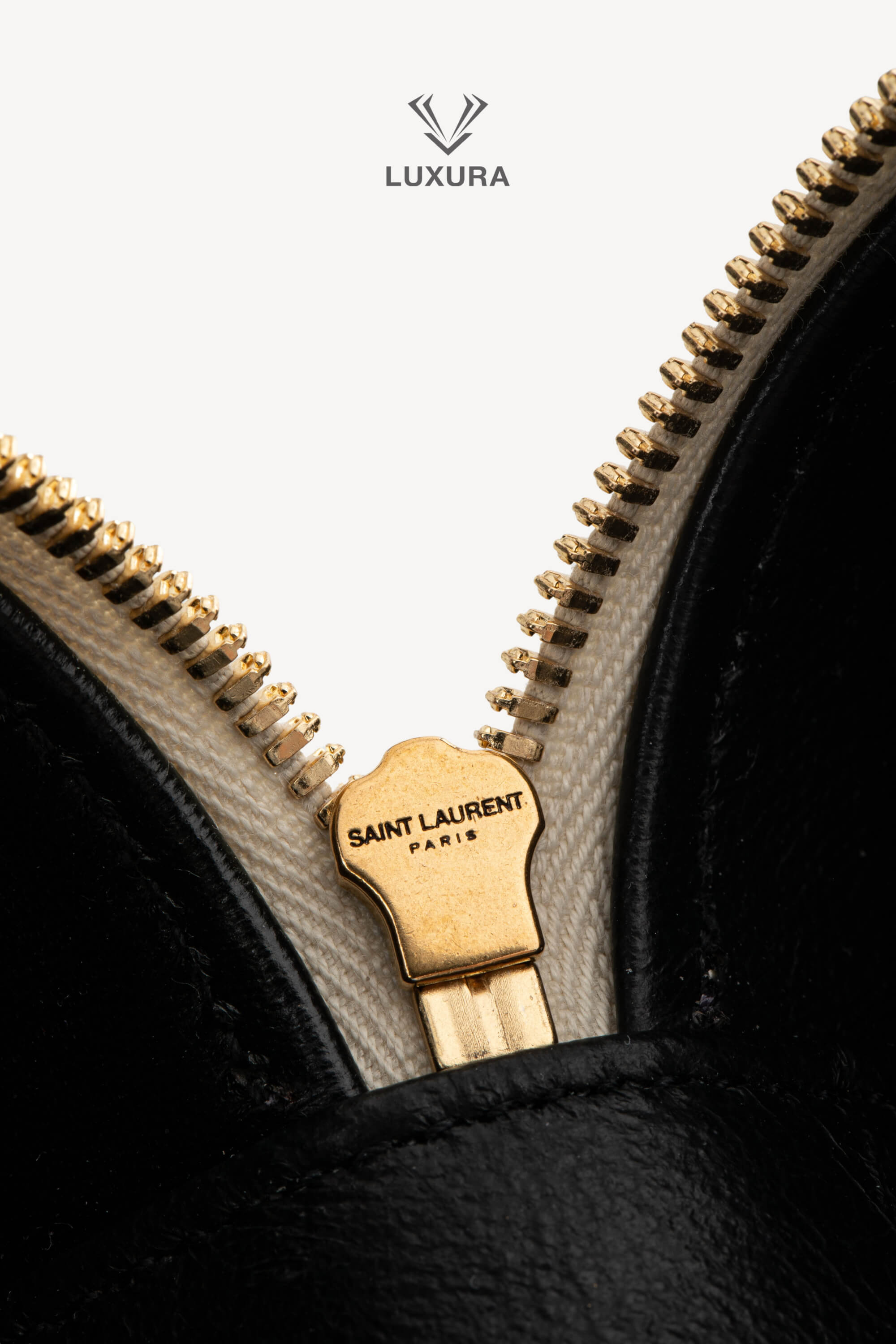 <span style="font-size: 10px;letter-spacing: .15em">NEW COLLECTION</span><br> <strong>SAINT LAURENT</strong><br> <div style="margin-top:10px;font-size:16px">Gaby Vanity Mini Quilted Leather Shoulder Bag Off-White</div><br> - Image 20