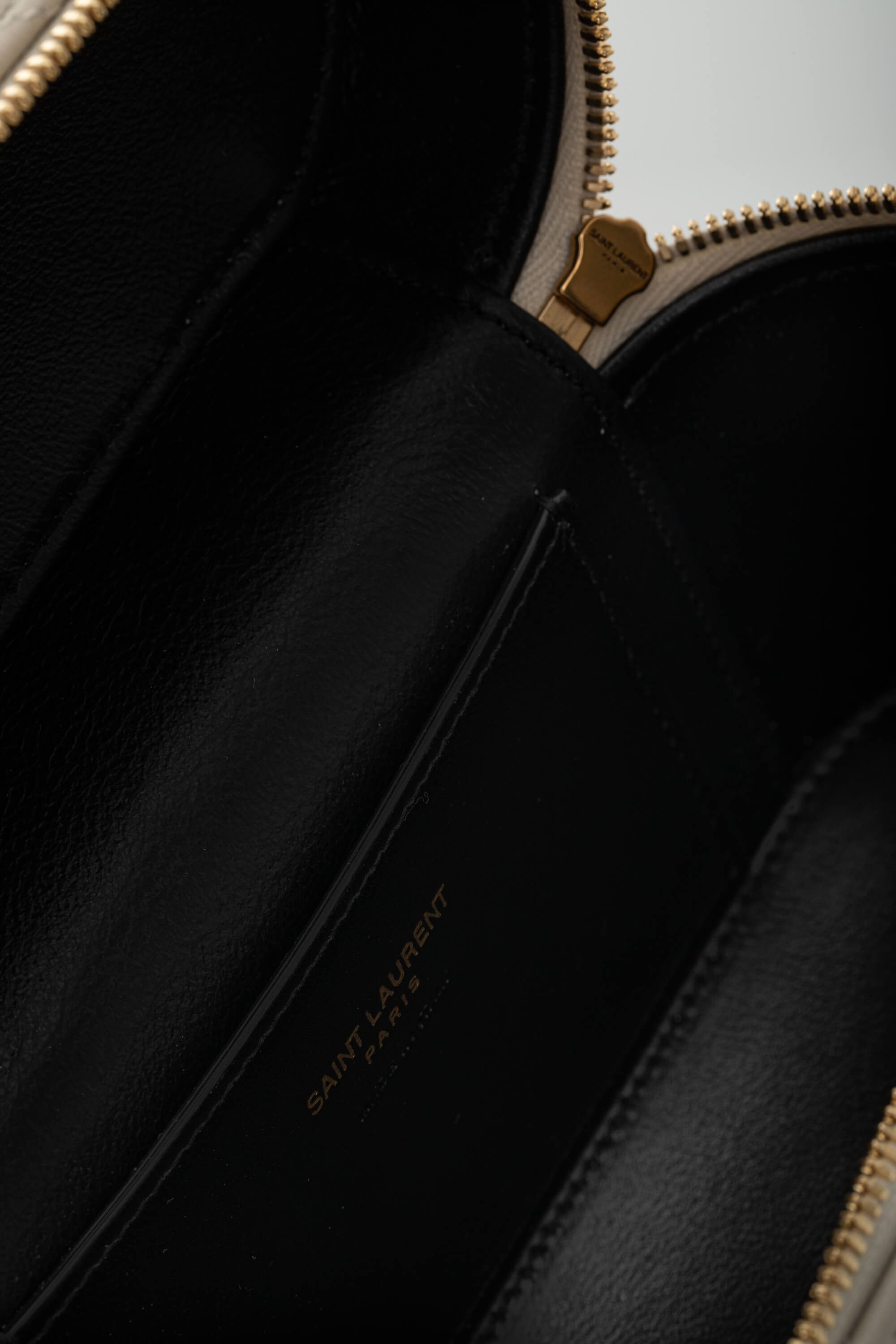 <span style="font-size: 10px;letter-spacing: .15em">NEW COLLECTION</span><br> <strong>SAINT LAURENT</strong><br> <div style="margin-top:10px;font-size:16px">Gaby Vanity Mini Quilted Leather Shoulder Bag Off-White</div><br> - Image 23