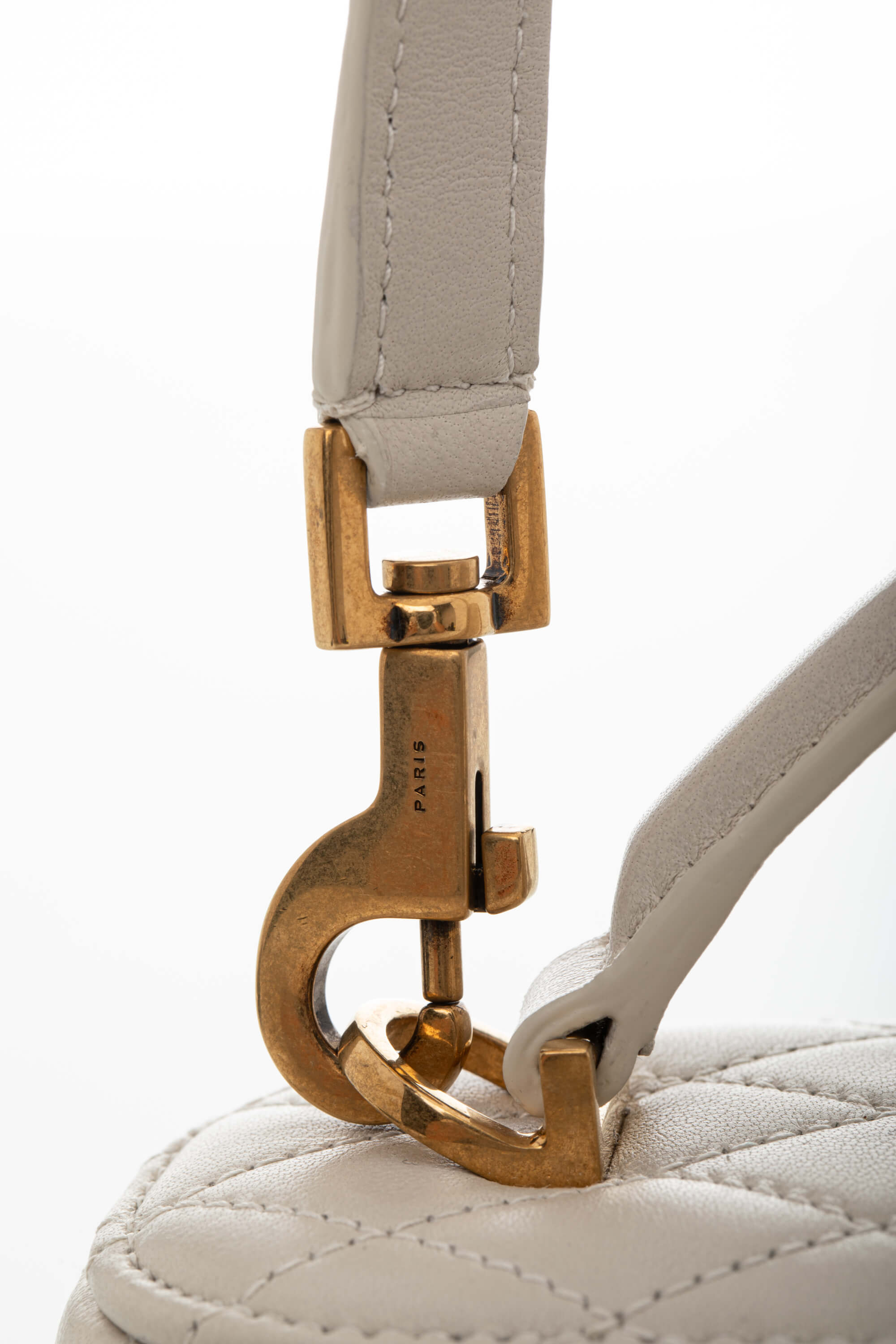 <span style="font-size: 10px;letter-spacing: .15em">NEW COLLECTION</span><br> <strong>SAINT LAURENT</strong><br> <div style="margin-top:10px;font-size:16px">Gaby Vanity Mini Quilted Leather Shoulder Bag Off-White</div><br> - Image 18