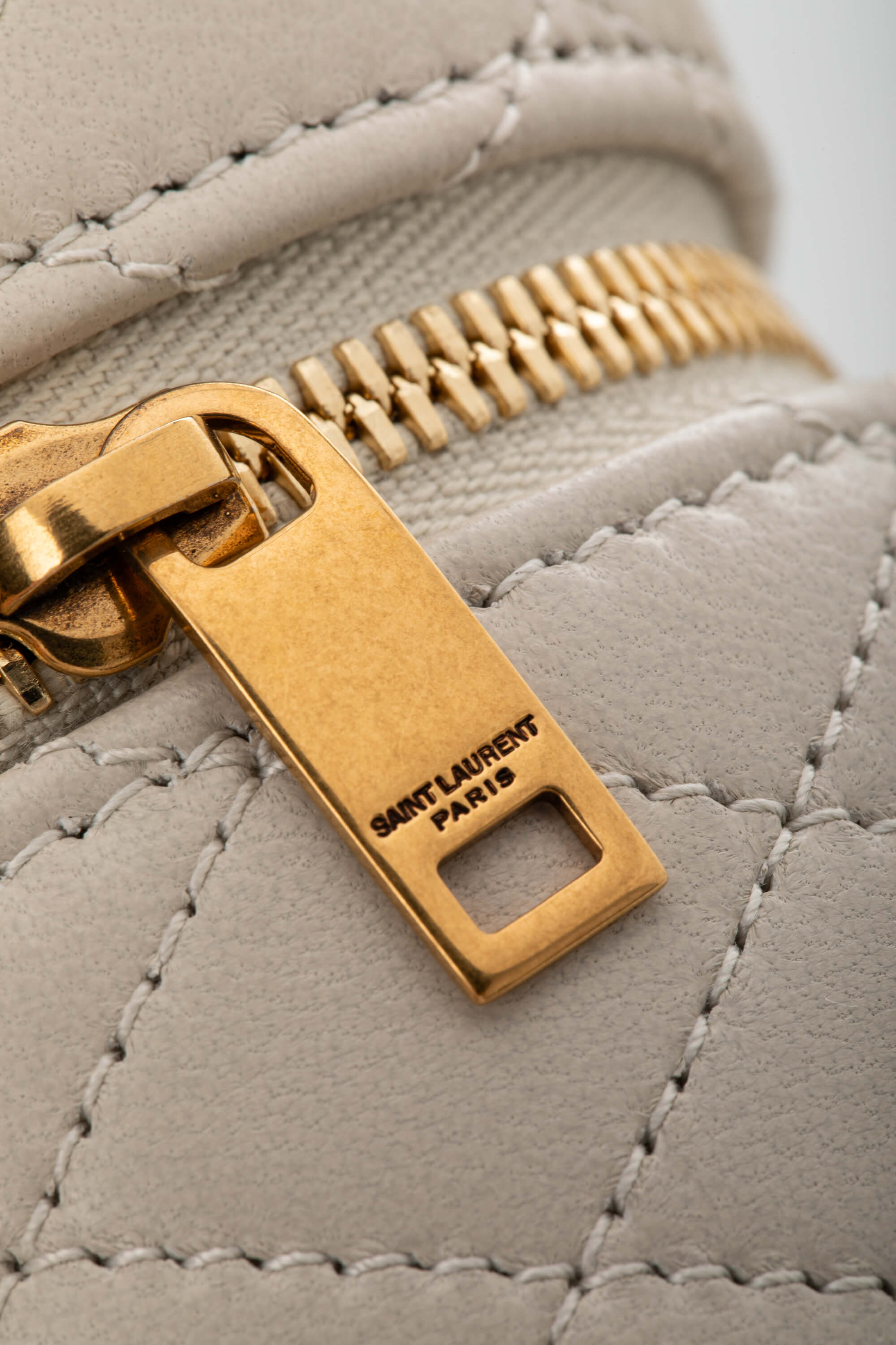<span style="font-size: 10px;letter-spacing: .15em">NEW COLLECTION</span><br> <strong>SAINT LAURENT</strong><br> <div style="margin-top:10px;font-size:16px">Gaby Vanity Mini Quilted Leather Shoulder Bag Off-White</div><br> - Image 12